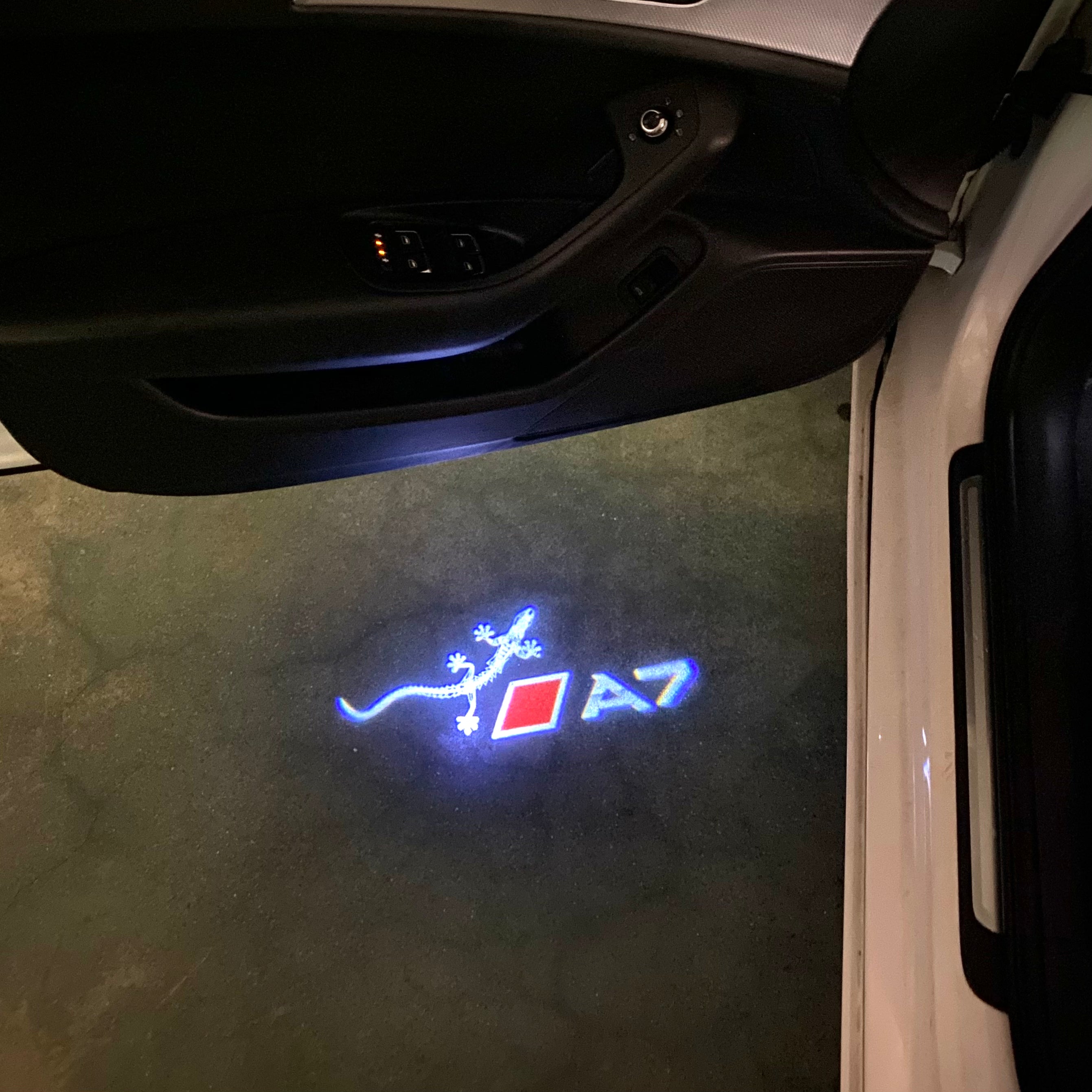 AUDI LOGO PROJECTOT LIGHTS Nr.120 (الكمية 1 = 2 Logo Films /2 أضواء الباب)