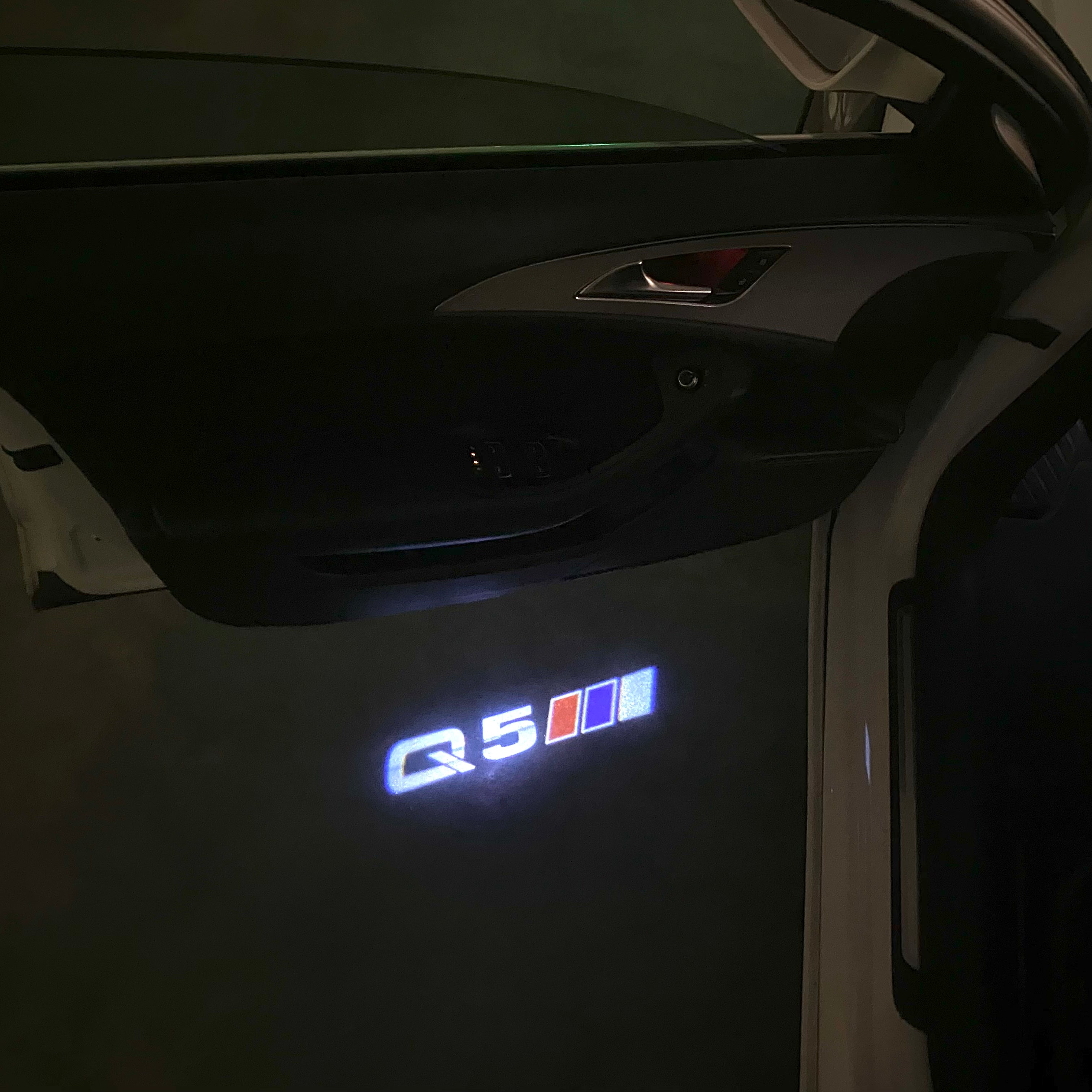 AUDI LOGO PROJECTOT LIGHTS Nr.120 (الكمية 1 = 2 Logo Films /2 أضواء الباب)