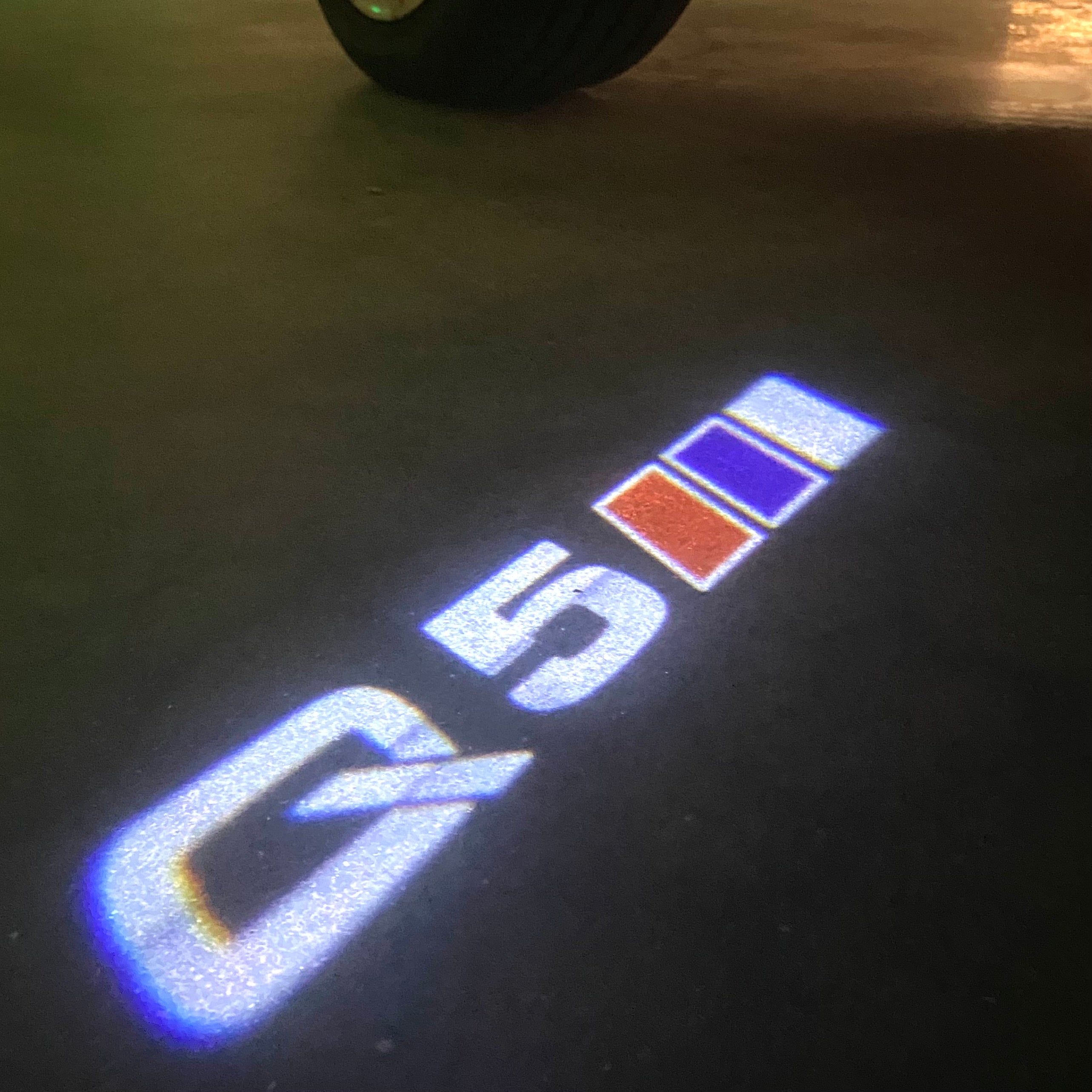 AUDI LOGO PROJECTOT LIGHTS Nr.120 (الكمية 1 = 2 Logo Films /2 أضواء الباب)