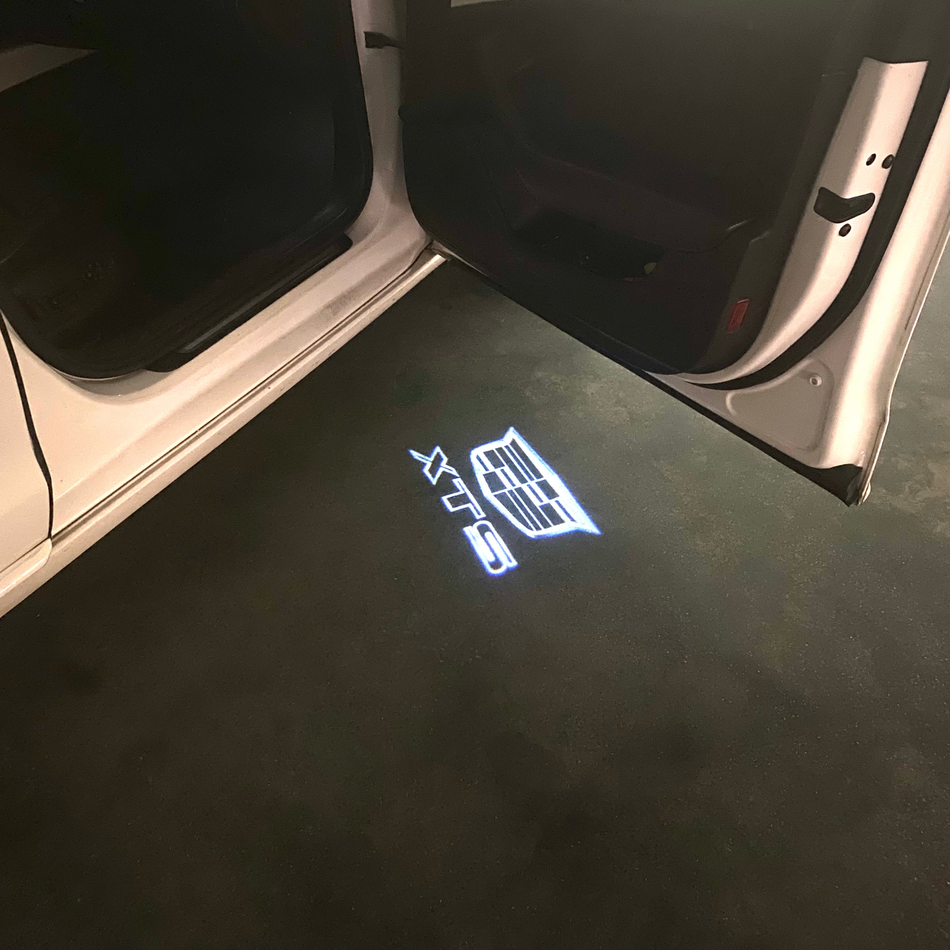 AUDI LOGO PROJECTOT LIGHTS Nr.19 (الكمية 1 = 2 Logo Films /2 أضواء الباب)