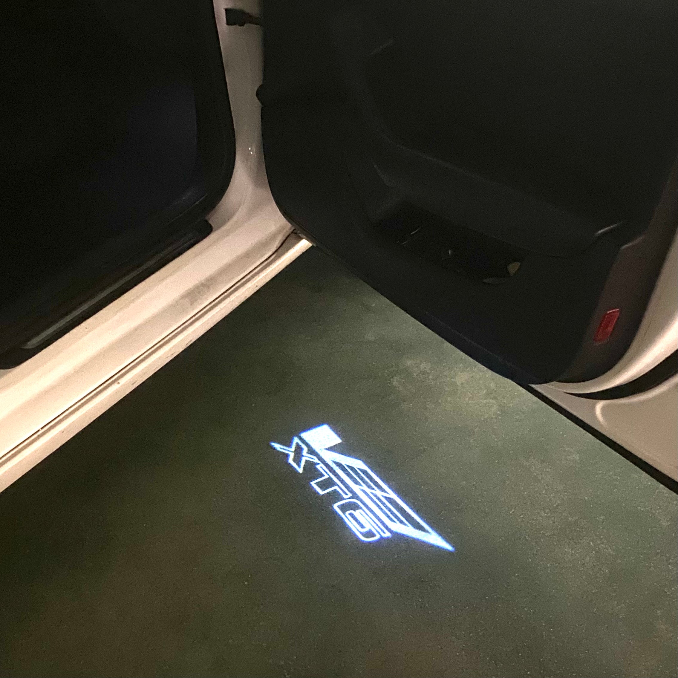 AUDI LOGO PROJECTOT LIGHTS Nr.19 (الكمية 1 = 2 Logo Films /2 أضواء الباب)