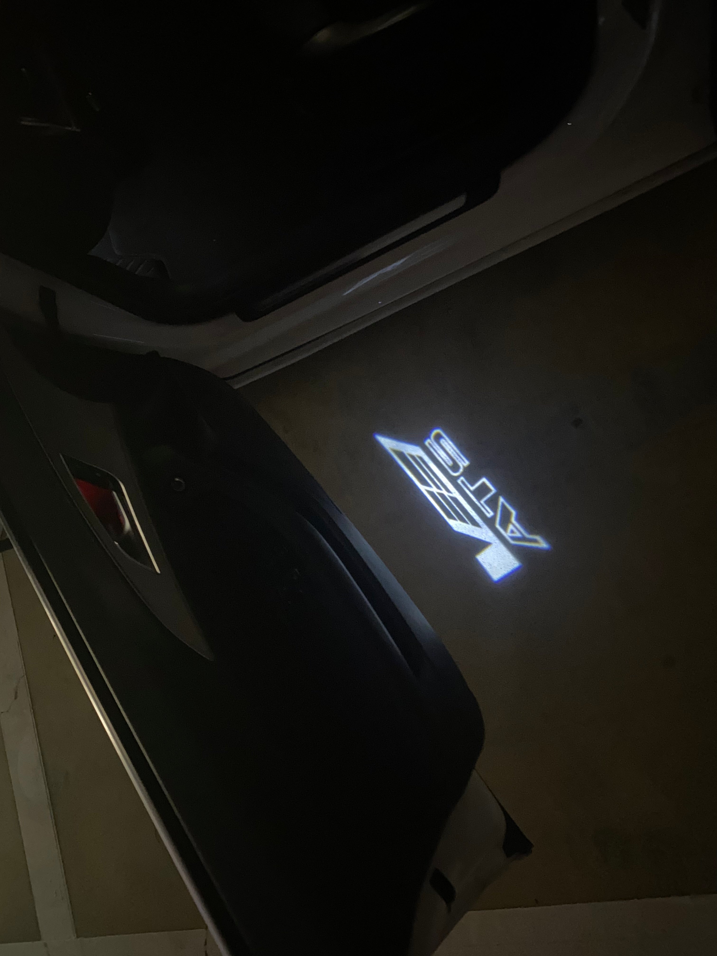 AUDI LOGO PROJECTOT LIGHTS Nr.19 (الكمية 1 = 2 Logo Films /2 أضواء الباب)