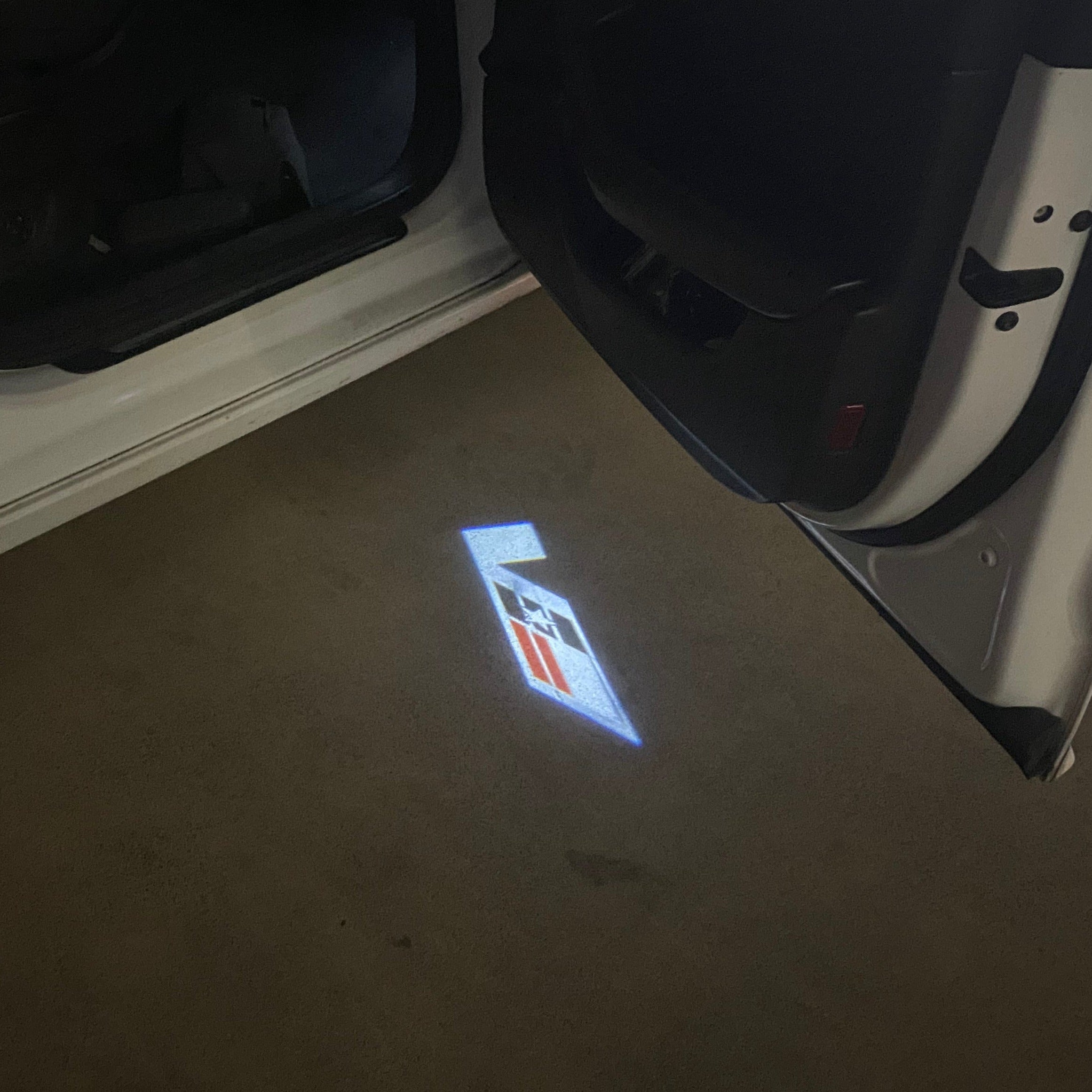 AUDI LOGO PROJECTOT LIGHTS Nr.19 (الكمية 1 = 2 Logo Films /2 أضواء الباب)