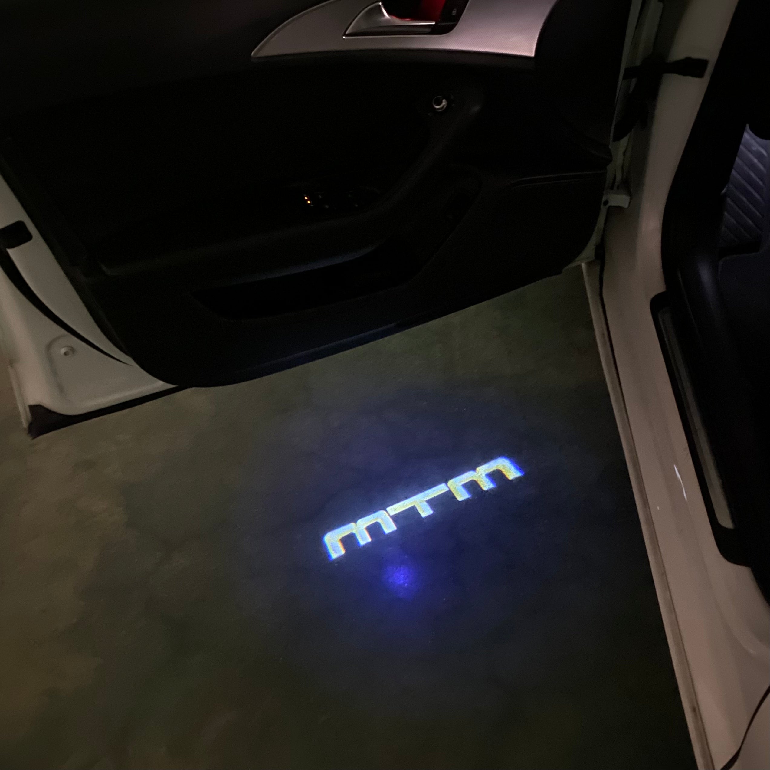 AUDI LOGO PROJECTOT LIGHTS Nr.86 (الكمية 1 = 2 Logo Films /2 أضواء الباب)