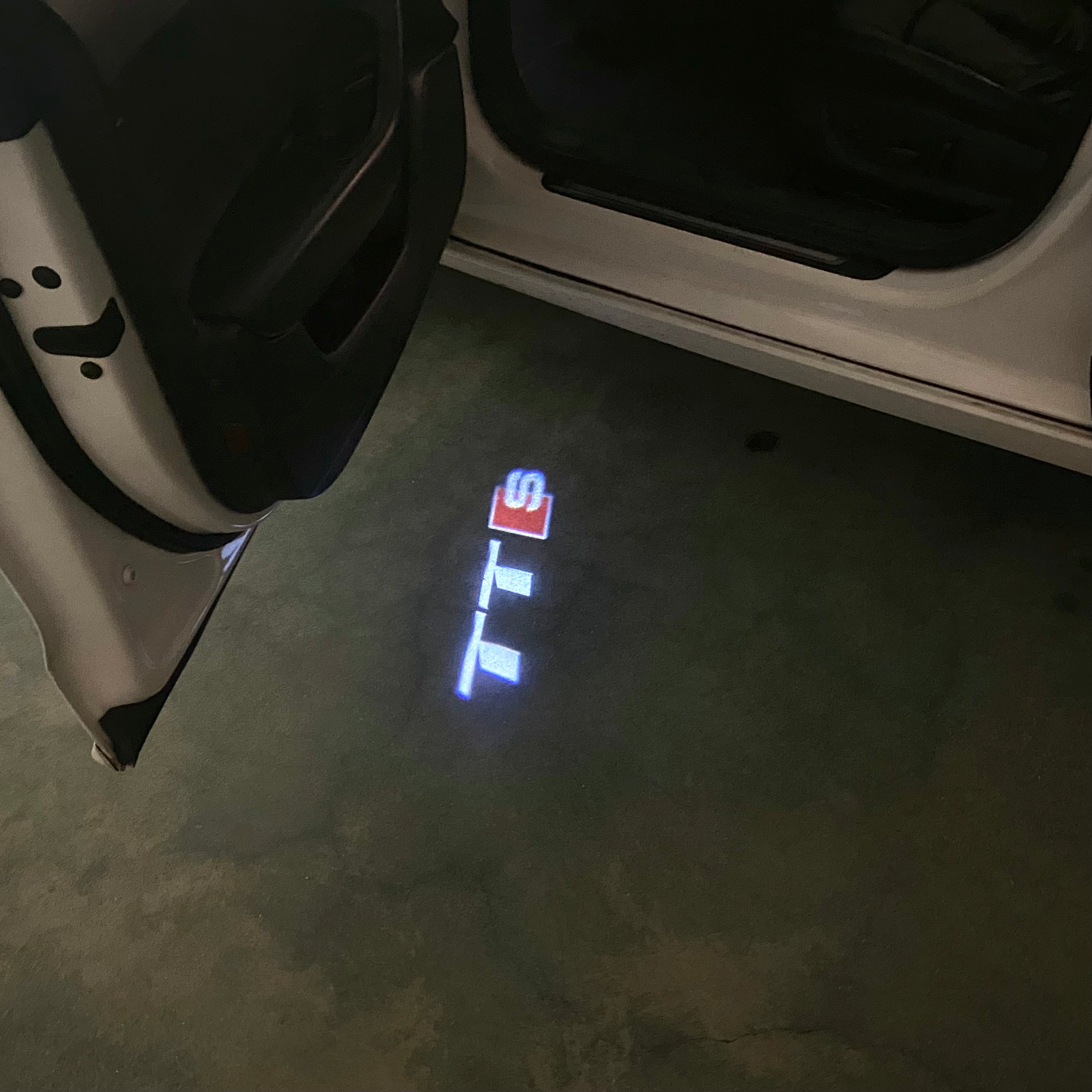 AUDI LOGO PROJECTOT LIGHTS Nr.120 (الكمية 1 = 2 Logo Films /2 أضواء الباب)