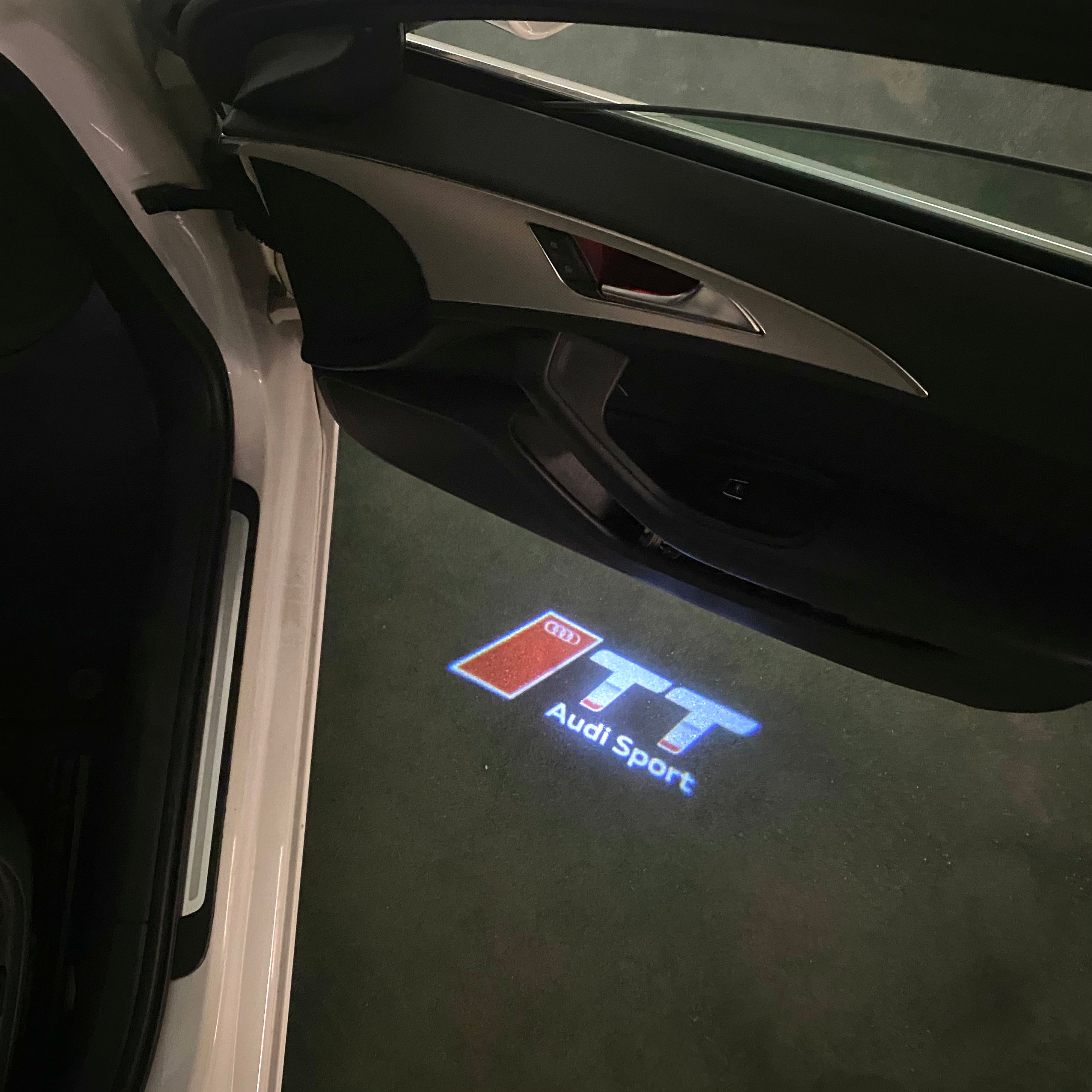 AUDI LOGO PROJECTOT LIGHTS Nr.120 (الكمية 1 = 2 Logo Films /2 أضواء الباب)