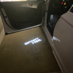 Land Rover LOGO PROJECROTR LIGHTS Nr.04 (الكمية 1 = 1 مجموعة / 2 أضواء باب)