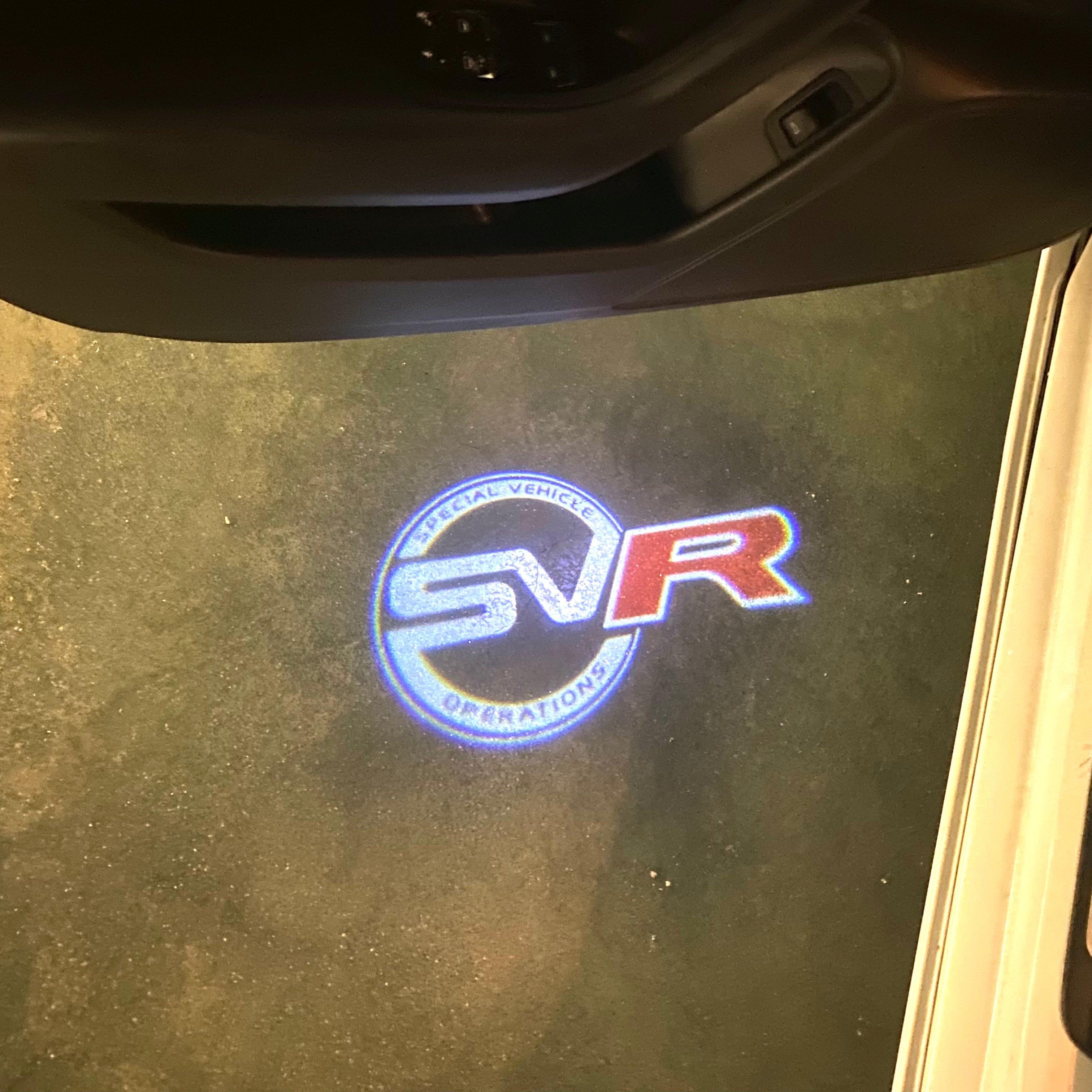 Land Rover LOGO PROJECROTR LIGHTS Nr.04 (الكمية 1 = 1 مجموعة / 2 أضواء باب)