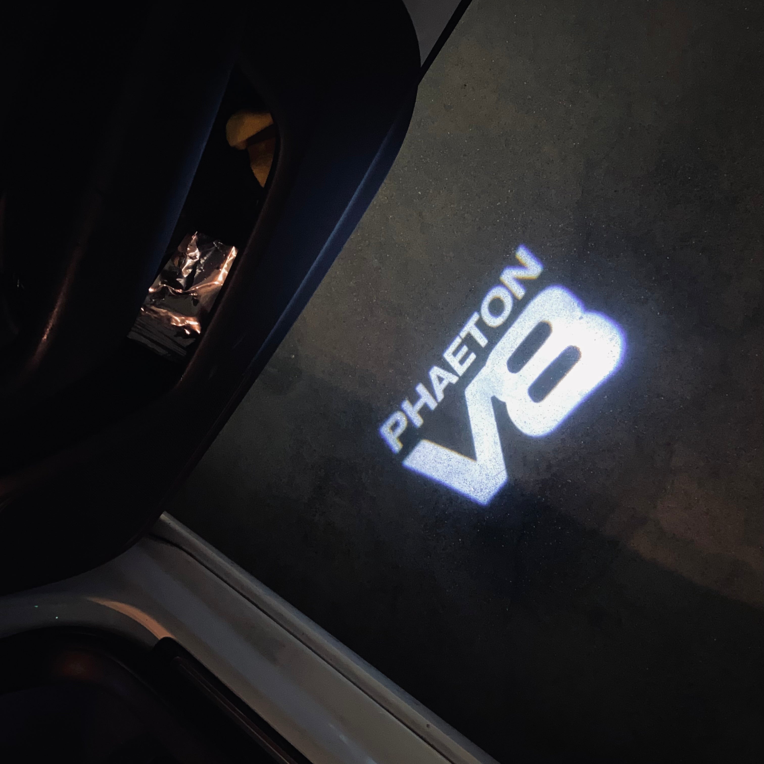 Volkswagen Door lights PHAETON V8  Logo  Nr. 75   (quantity 1 = 2 Logo Films /2 door lights）