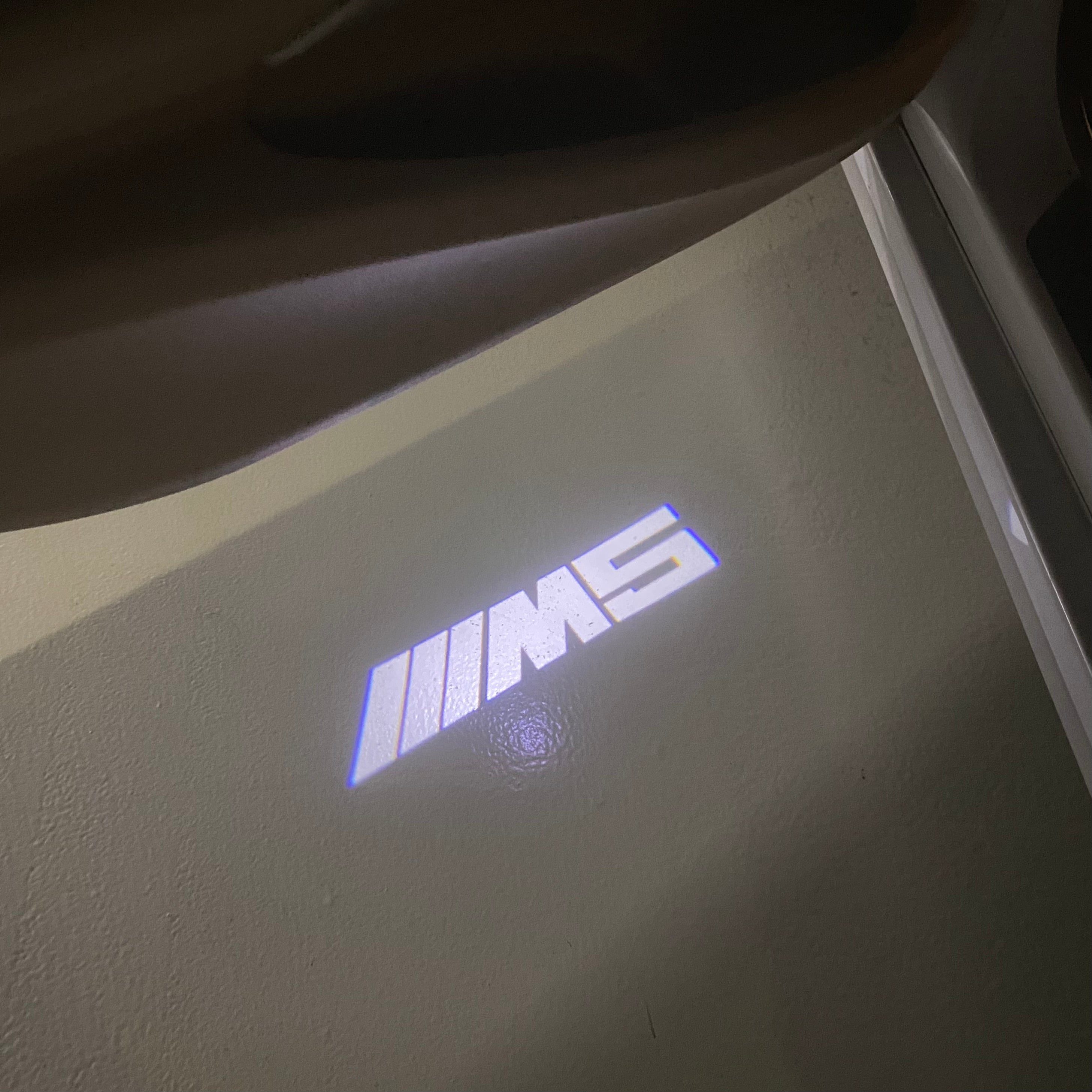 BMW M3 LOGO PROJECTOR LIGHTS Nr.24 (الكمية 1 = 1 مجموعة / 2 أضواء باب)