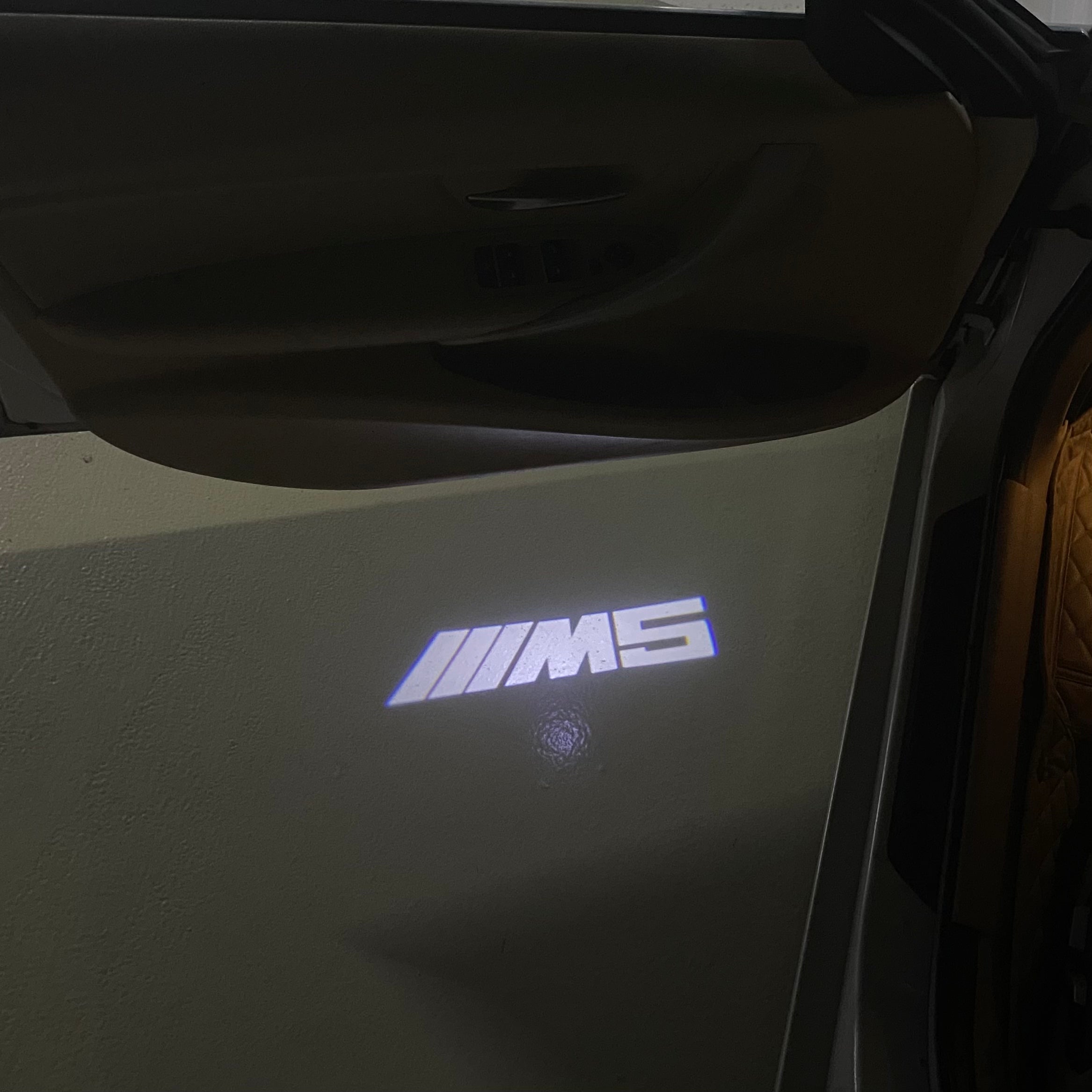 BMW M3 LOGO PROJECTOR LIGHTS Nr.24 (الكمية 1 = 1 مجموعة / 2 أضواء باب)