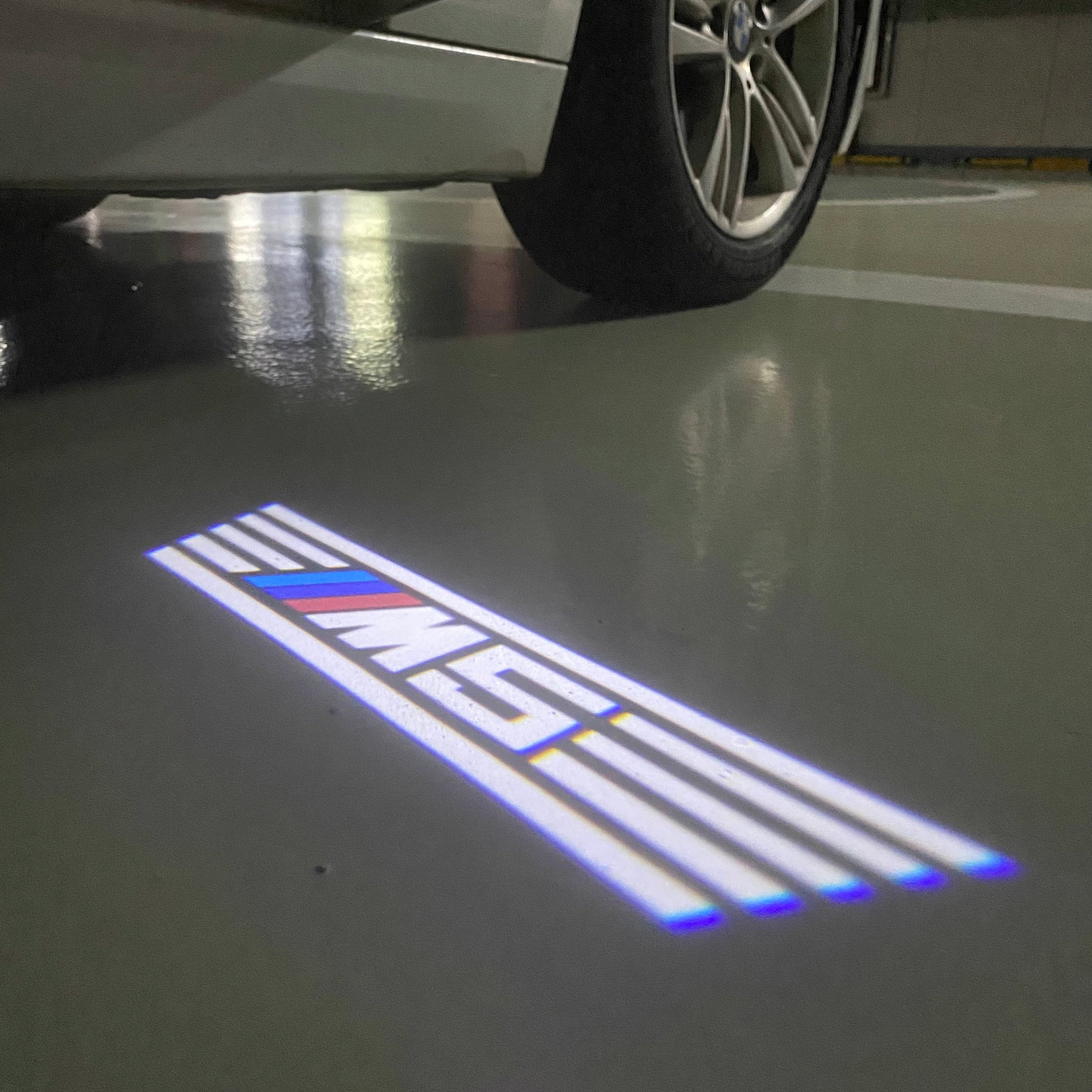 BMW M3 LOGO PROJECTOR LIGHTS Nr.24 (الكمية 1 = 1 مجموعة / 2 أضواء باب)