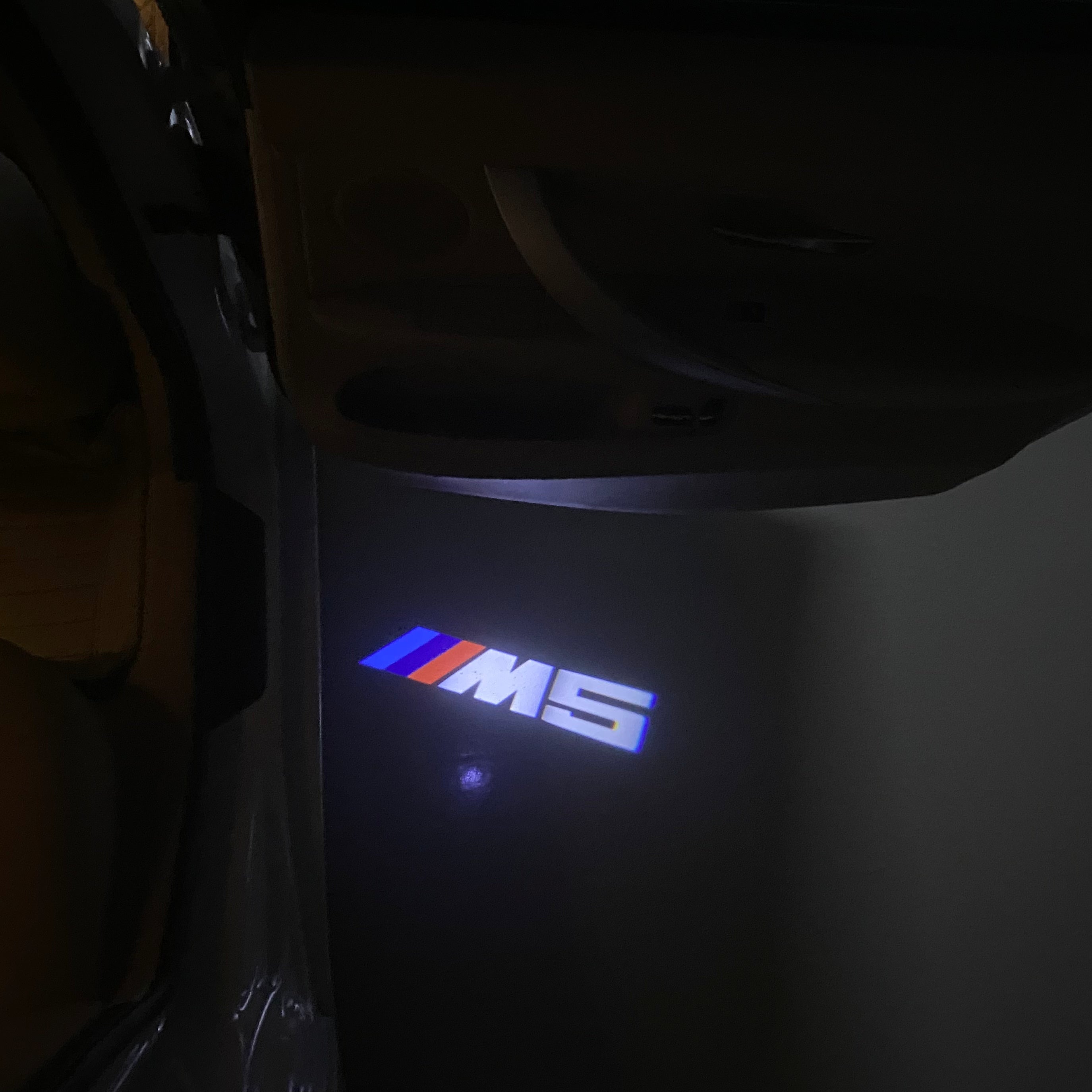BMW M3 LOGO PROJECTOR LIGHTS Nr.24 (الكمية 1 = 1 مجموعة / 2 أضواء باب)