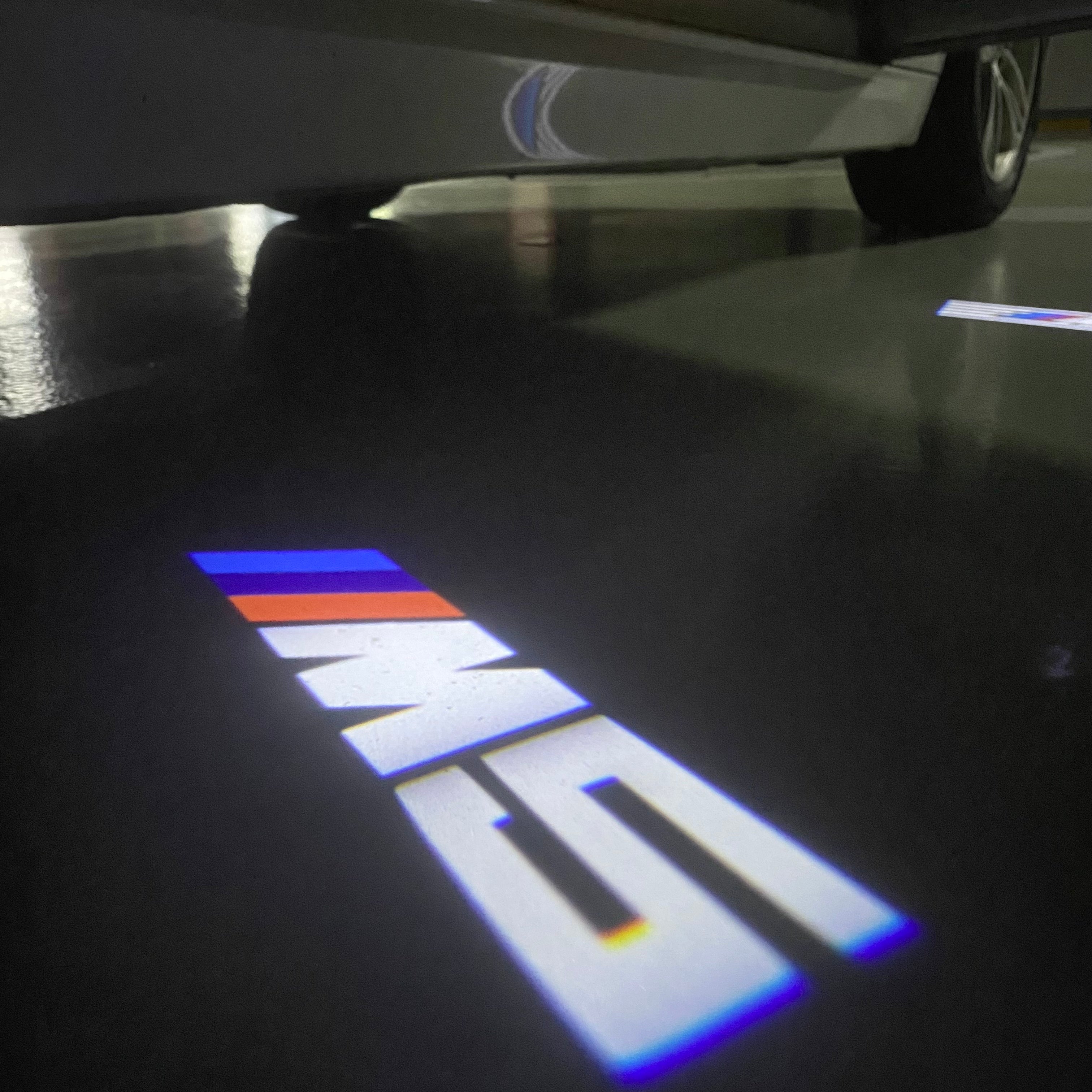 BMW M3 LOGO PROJECTOR LIGHTS Nr.24 (الكمية 1 = 1 مجموعة / 2 أضواء باب)