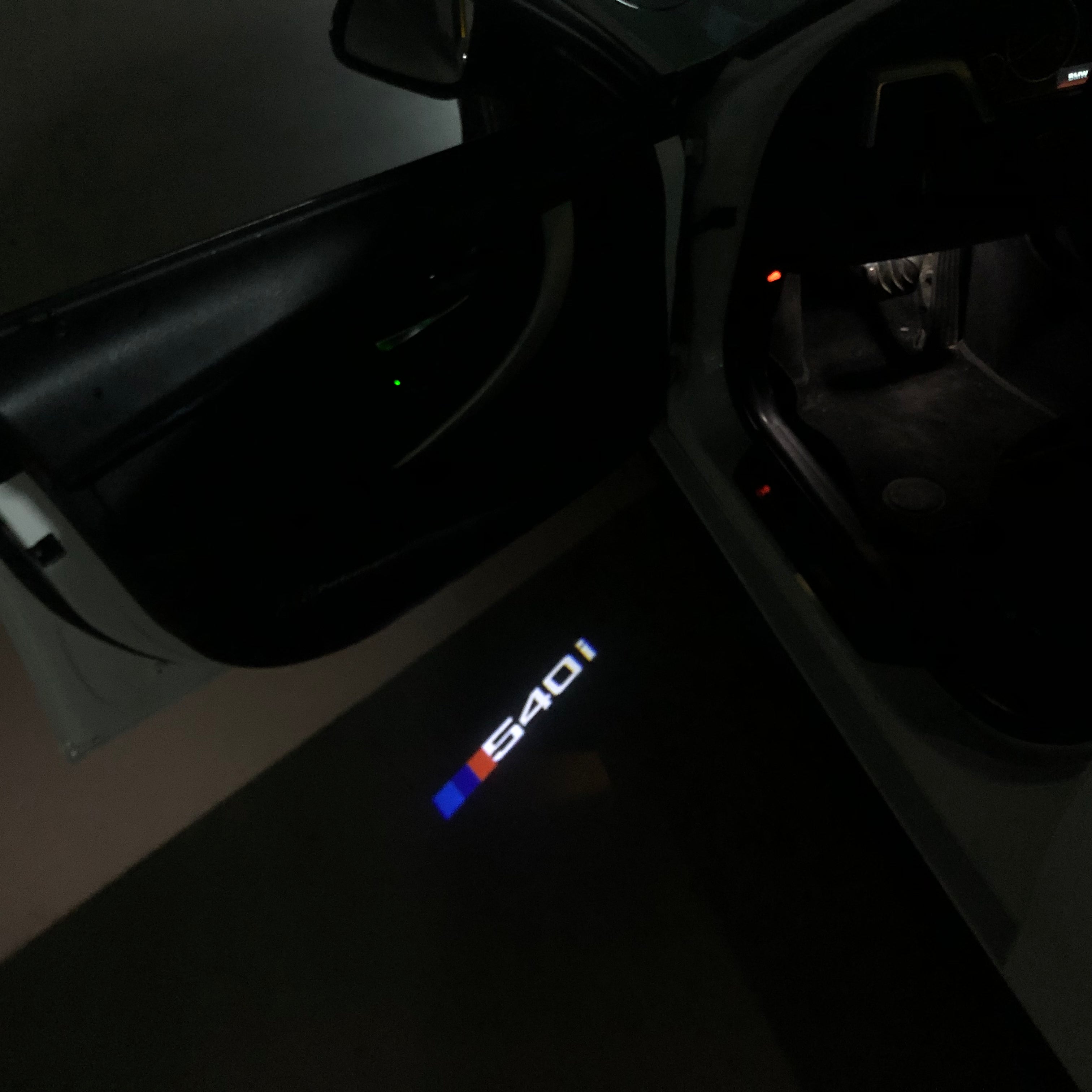 BMW M3 LOGO PROJECTOR LIGHTS Nr.24 (الكمية 1 = 1 مجموعة / 2 أضواء باب)