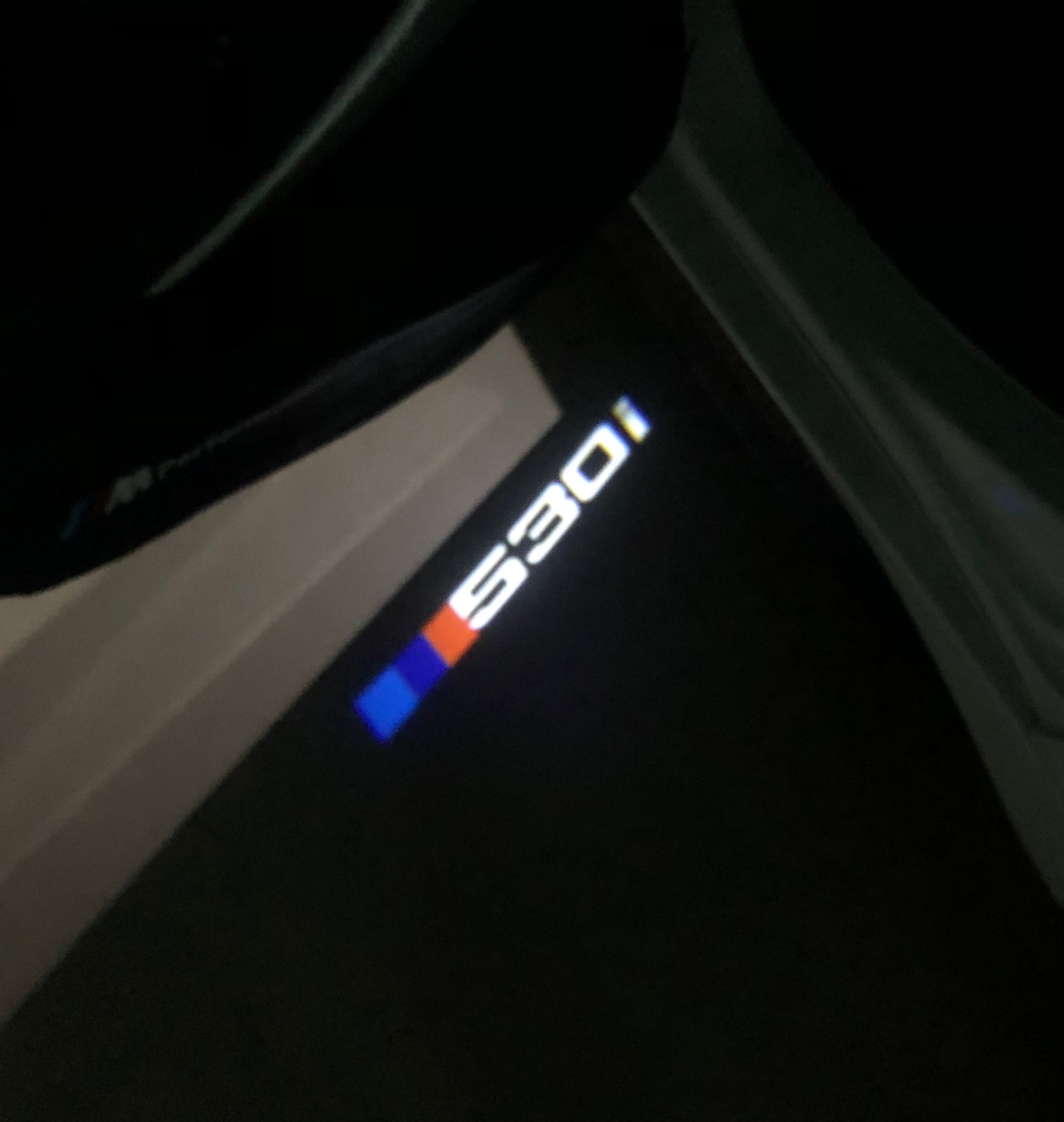 BMW M3 LOGO PROJECTOR LIGHTS Nr.24 (الكمية 1 = 1 مجموعة / 2 أضواء باب)