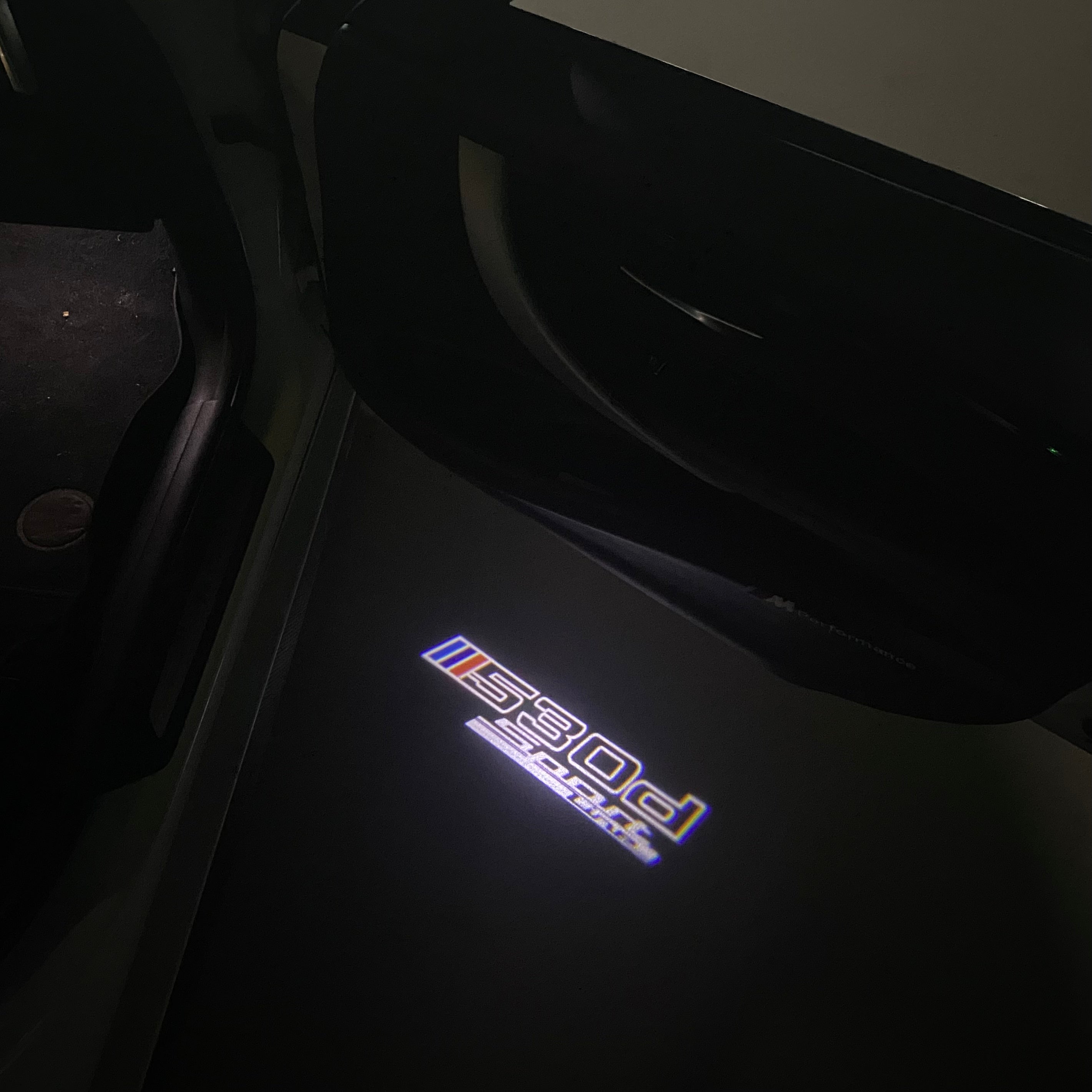 BMW M3 LOGO PROJECTOR LIGHTS Nr.24 (الكمية 1 = 1 مجموعة / 2 أضواء باب)