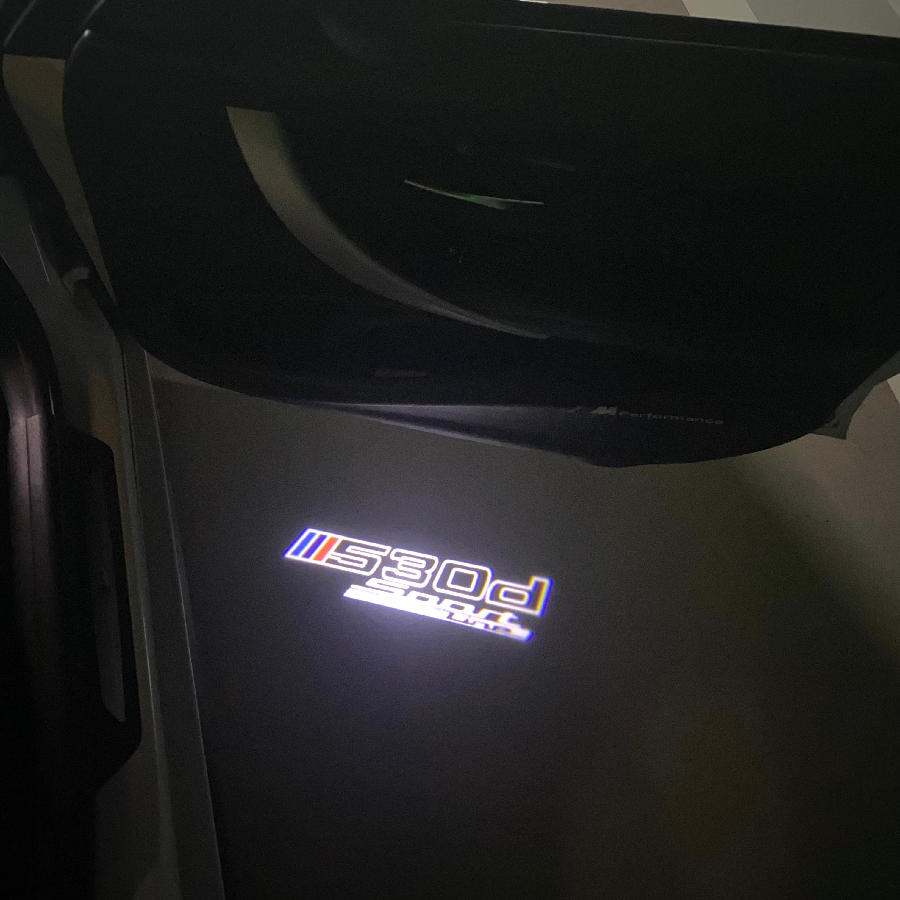 BMW M3 LOGO PROJECTOR LIGHTS Nr.24 (الكمية 1 = 1 مجموعة / 2 أضواء باب)