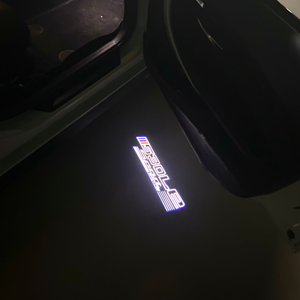 BMW M3 LOGO PROJECTOR LIGHTS Nr.24 (الكمية 1 = 1 مجموعة / 2 أضواء باب)