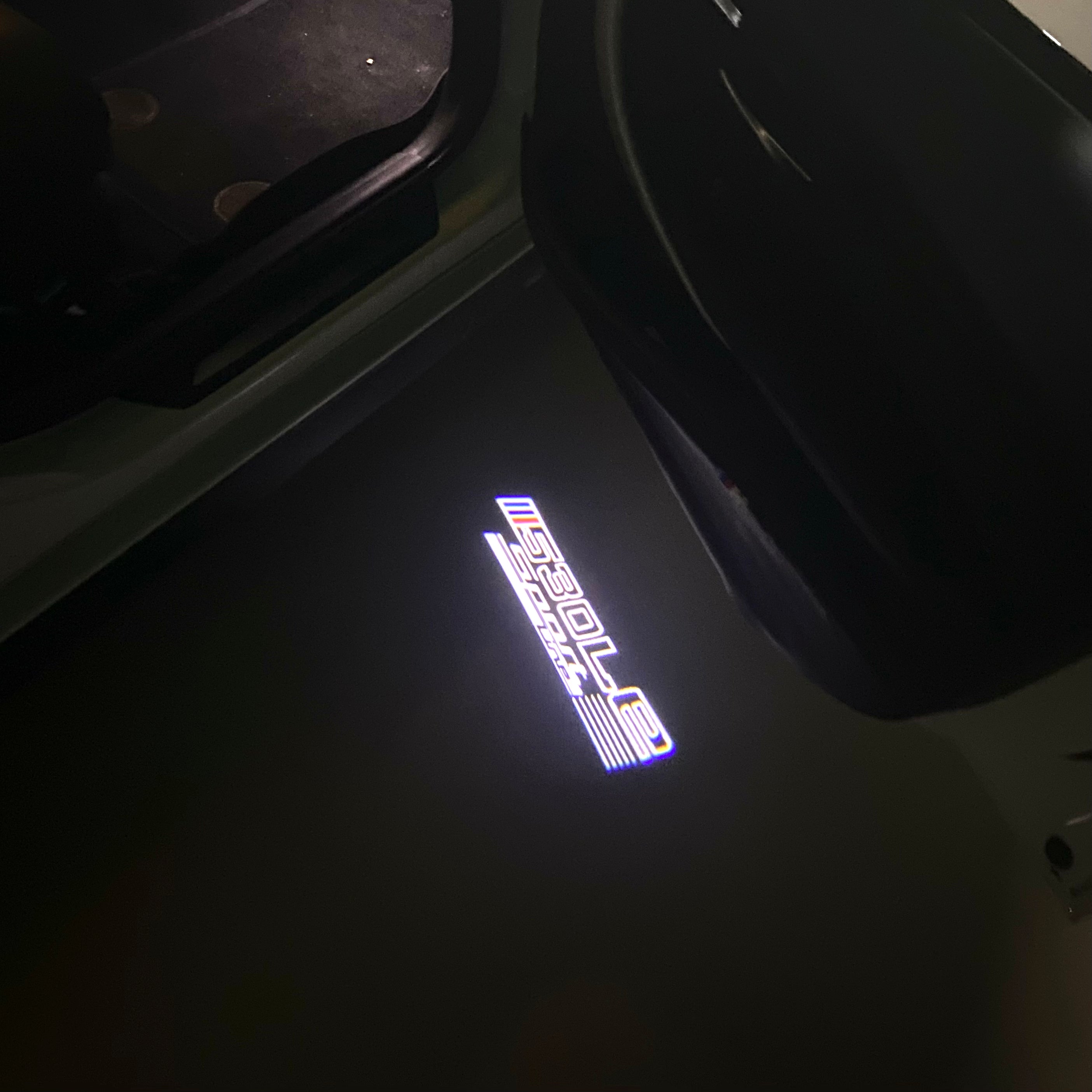 BMW M3 LOGO PROJECTOR LIGHTS Nr.24 (الكمية 1 = 1 مجموعة / 2 أضواء باب)