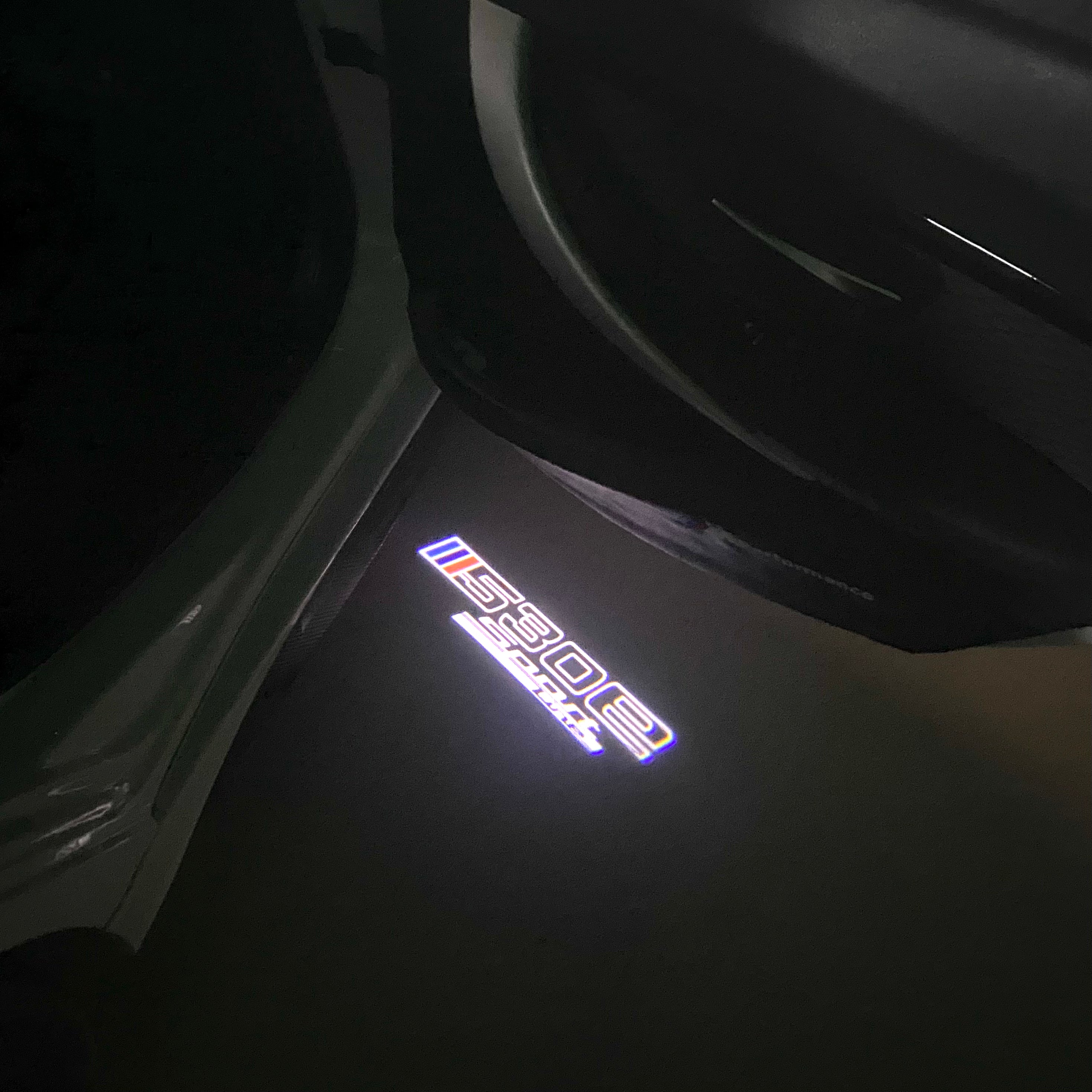 BMW M3 LOGO PROJECTOR LIGHTS Nr.24 (الكمية 1 = 1 مجموعة / 2 أضواء باب)
