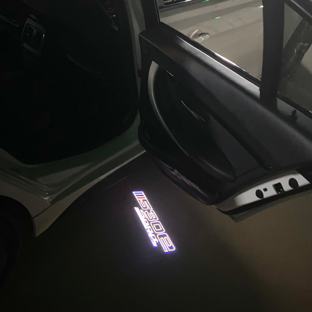 BMW M3 LOGO PROJECTOR LIGHTS Nr.24 (الكمية 1 = 1 مجموعة / 2 أضواء باب)