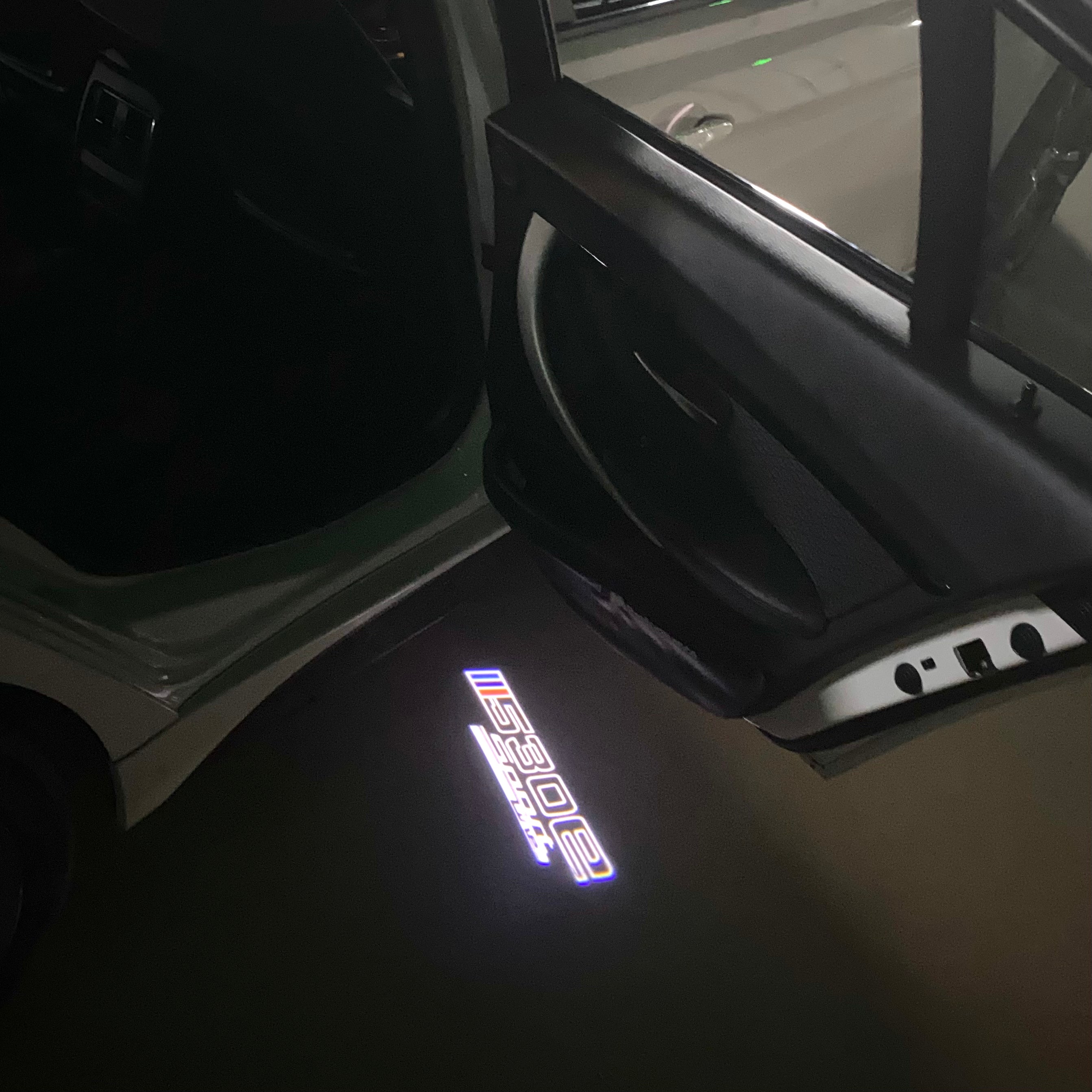 BMW M3 LOGO PROJECTOR LIGHTS Nr.24 (الكمية 1 = 1 مجموعة / 2 أضواء باب)
