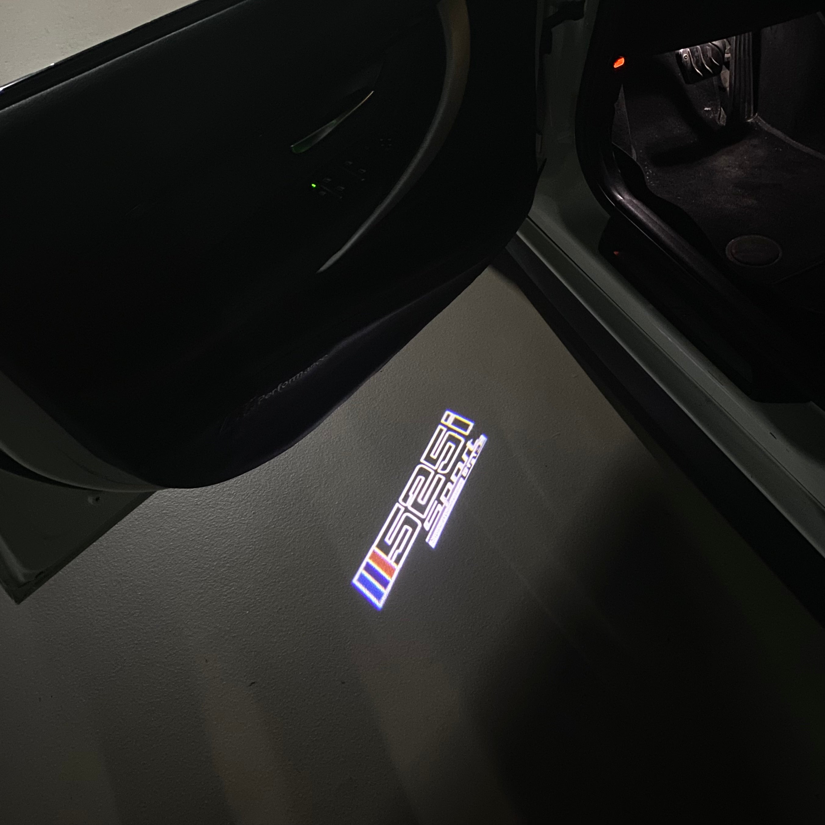 BMW M3 LOGO PROJECTOR LIGHTS Nr.24 (الكمية 1 = 1 مجموعة / 2 أضواء باب)