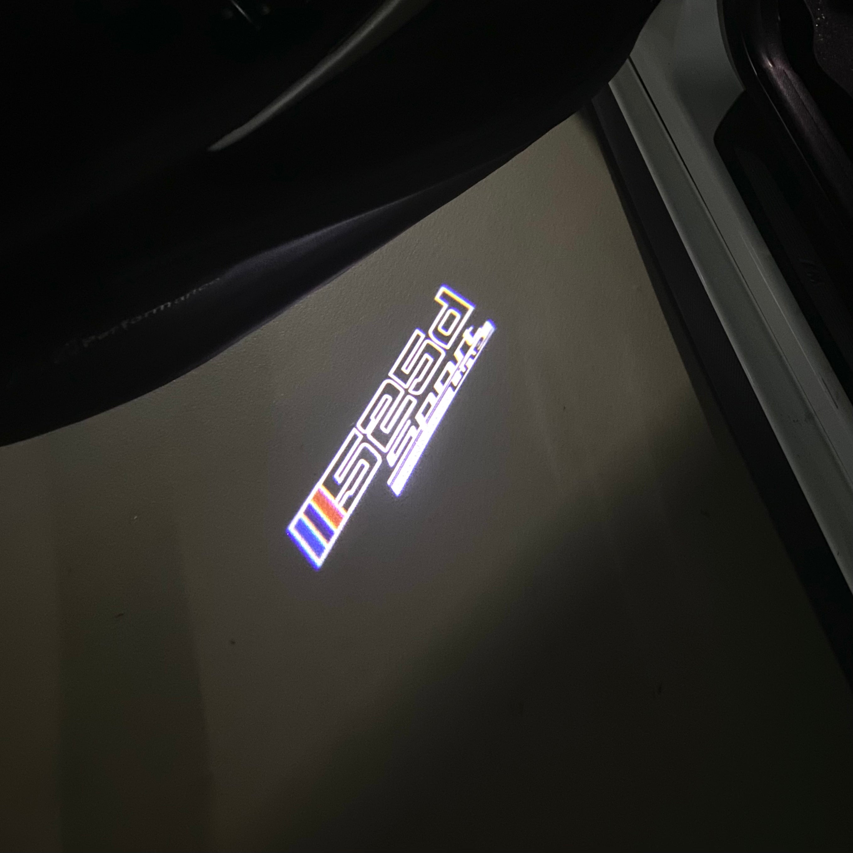 BMW M3 LOGO PROJECTOR LIGHTS Nr.24 (الكمية 1 = 1 مجموعة / 2 أضواء باب)