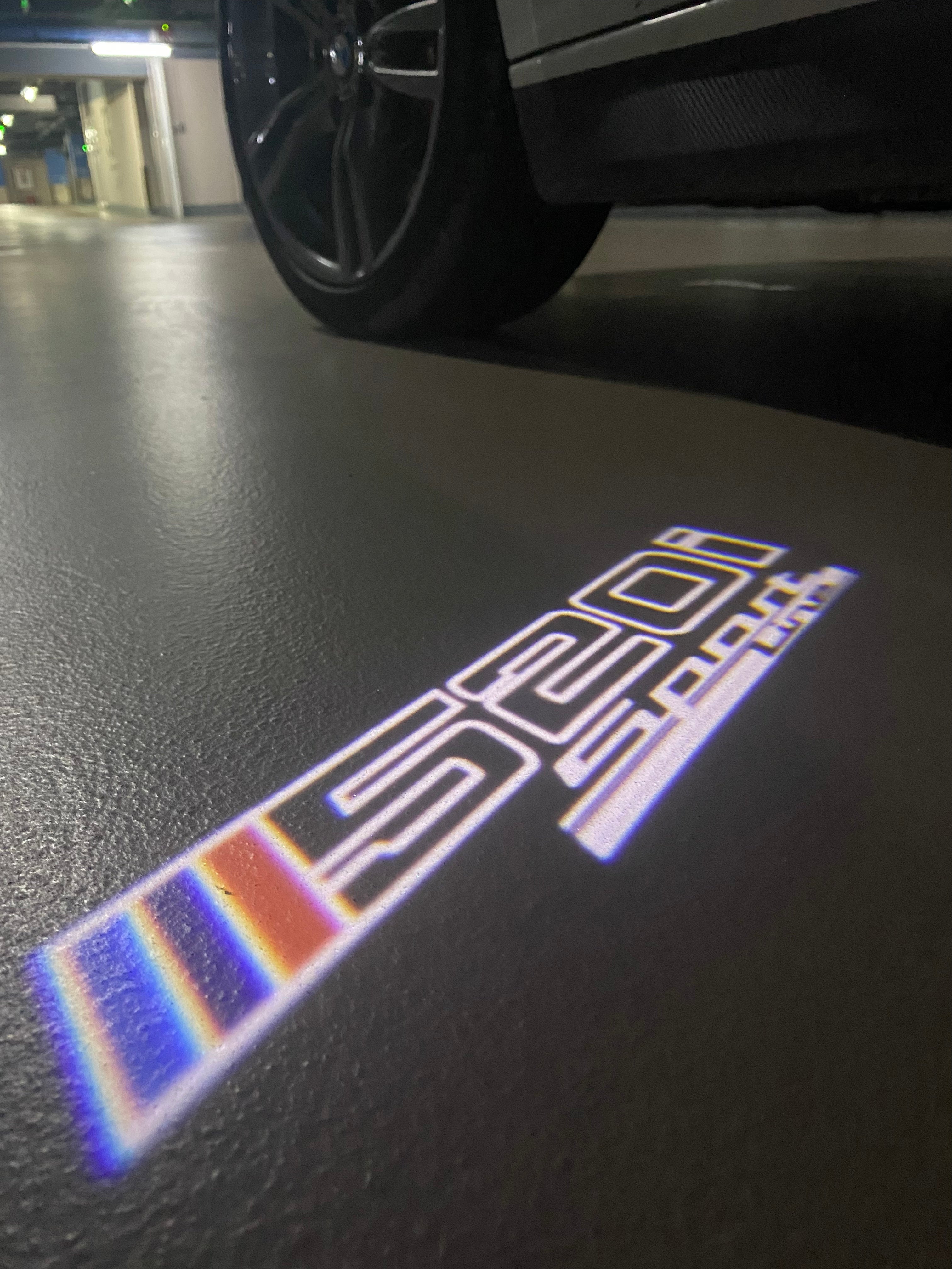 BMW M3 LOGO PROJECTOR LIGHTS Nr.24 (الكمية 1 = 1 مجموعة / 2 أضواء باب)