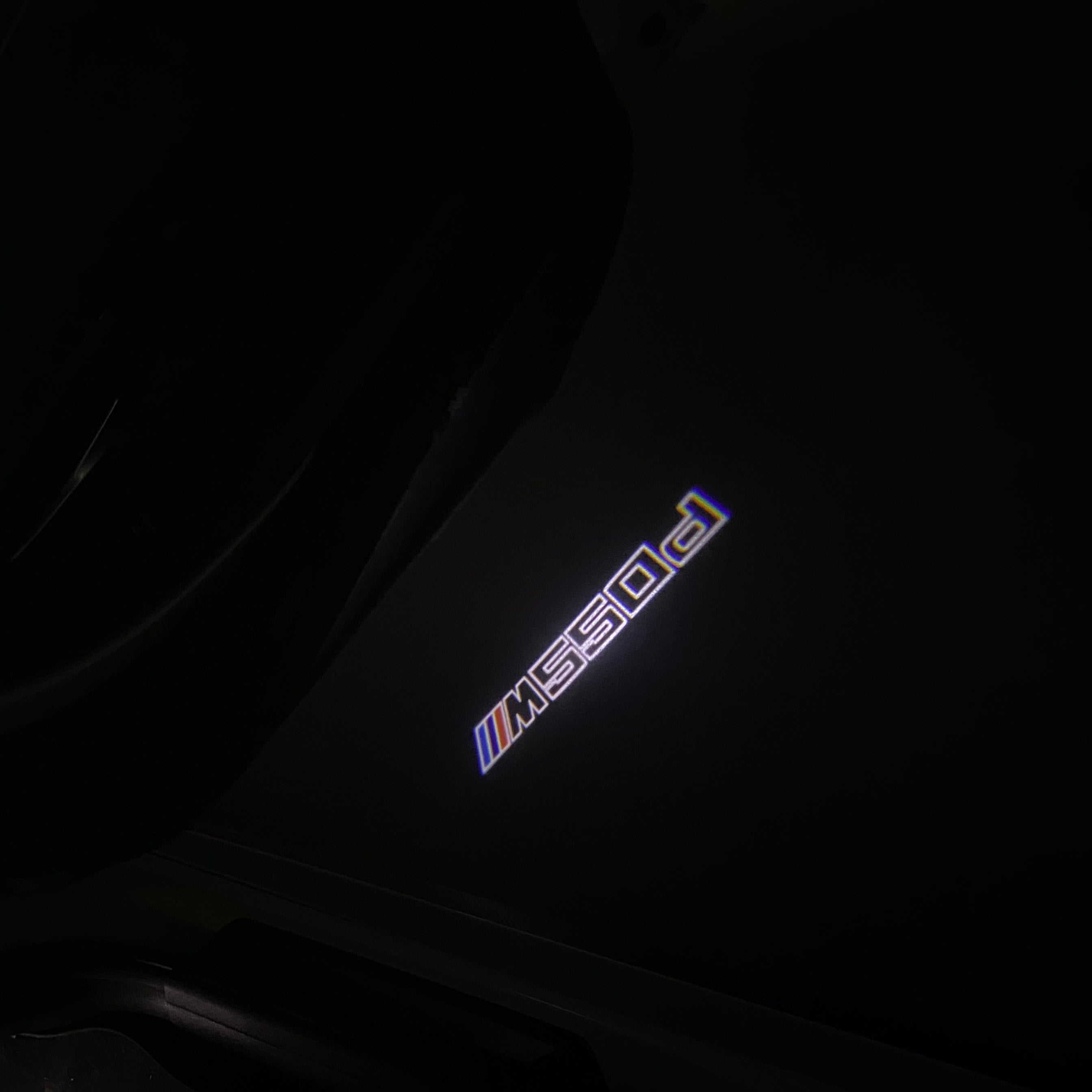 BMW M3 LOGO PROJECTOR LIGHTS Nr.24 (الكمية 1 = 1 مجموعة / 2 أضواء باب)