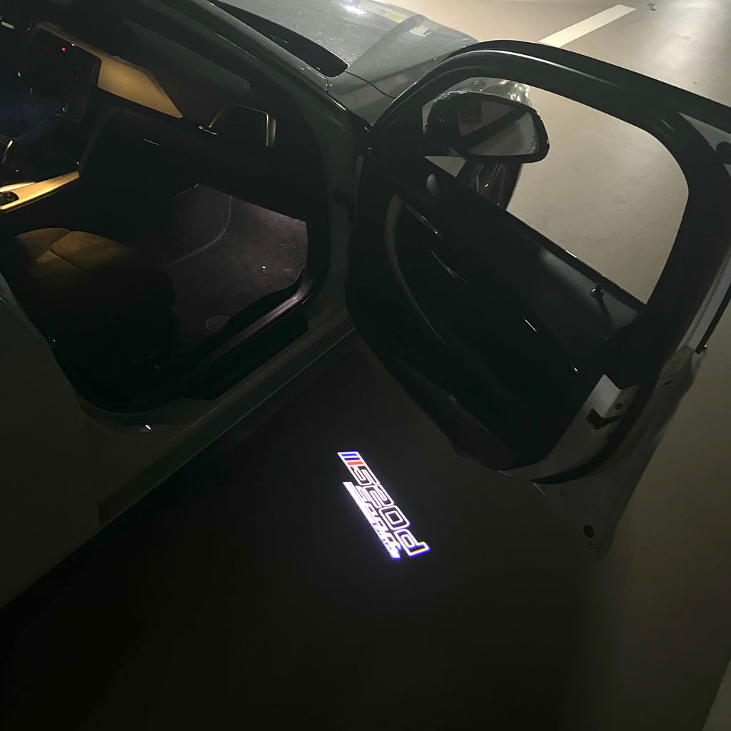 BMW M3 LOGO PROJECTOR LIGHTS Nr.24 (الكمية 1 = 1 مجموعة / 2 أضواء باب)
