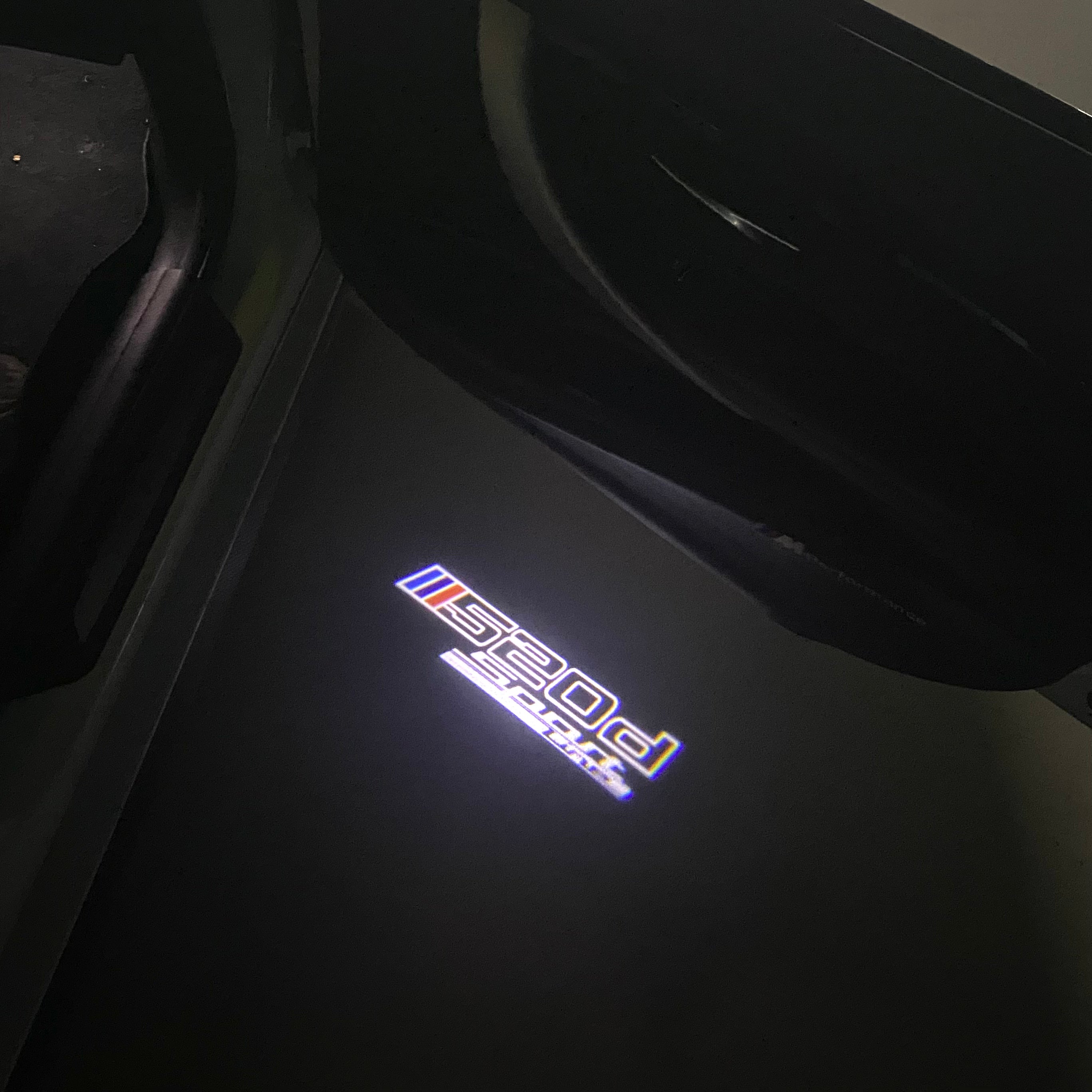 BMW M3 LOGO PROJECTOR LIGHTS Nr.24 (الكمية 1 = 1 مجموعة / 2 أضواء باب)