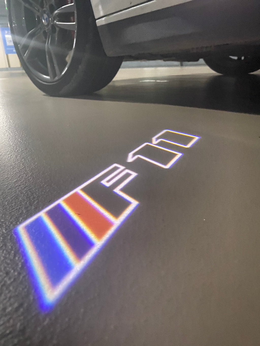 BMW M3 LOGO PROJECTOR LIGHTS Nr.24 (الكمية 1 = 1 مجموعة / 2 أضواء باب)