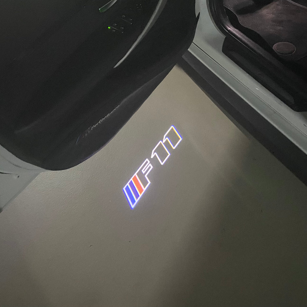 BMW M3 LOGO PROJECTOR LIGHTS Nr.24 (الكمية 1 = 1 مجموعة / 2 أضواء باب)