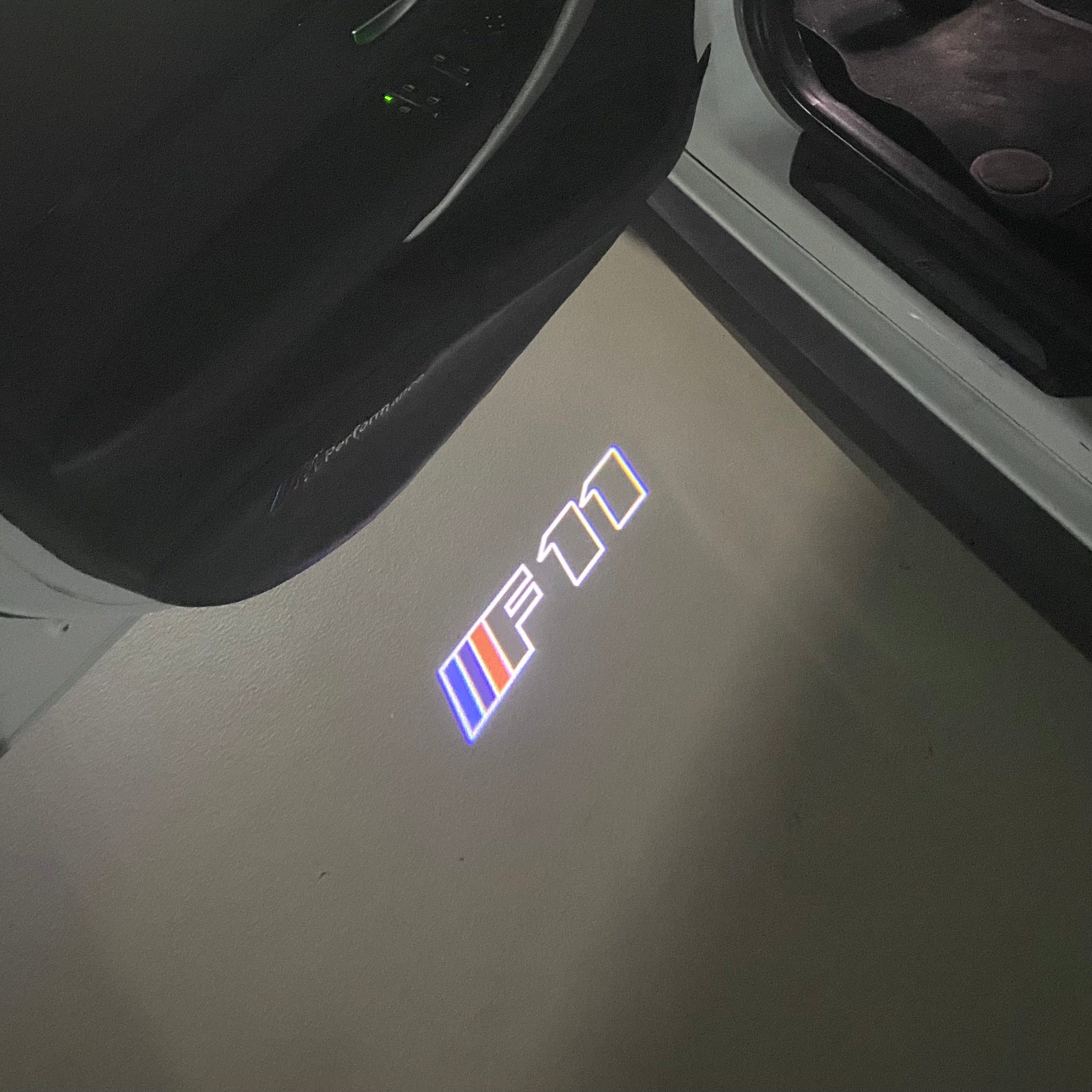 BMW M3 LOGO PROJECTOR LIGHTS Nr.24 (الكمية 1 = 1 مجموعة / 2 أضواء باب)