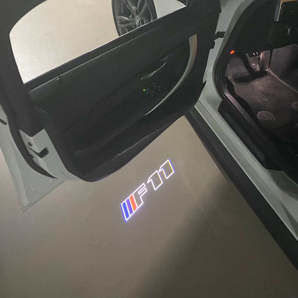 BMW M3 LOGO PROJECTOR LIGHTS Nr.24 (الكمية 1 = 1 مجموعة / 2 أضواء باب)