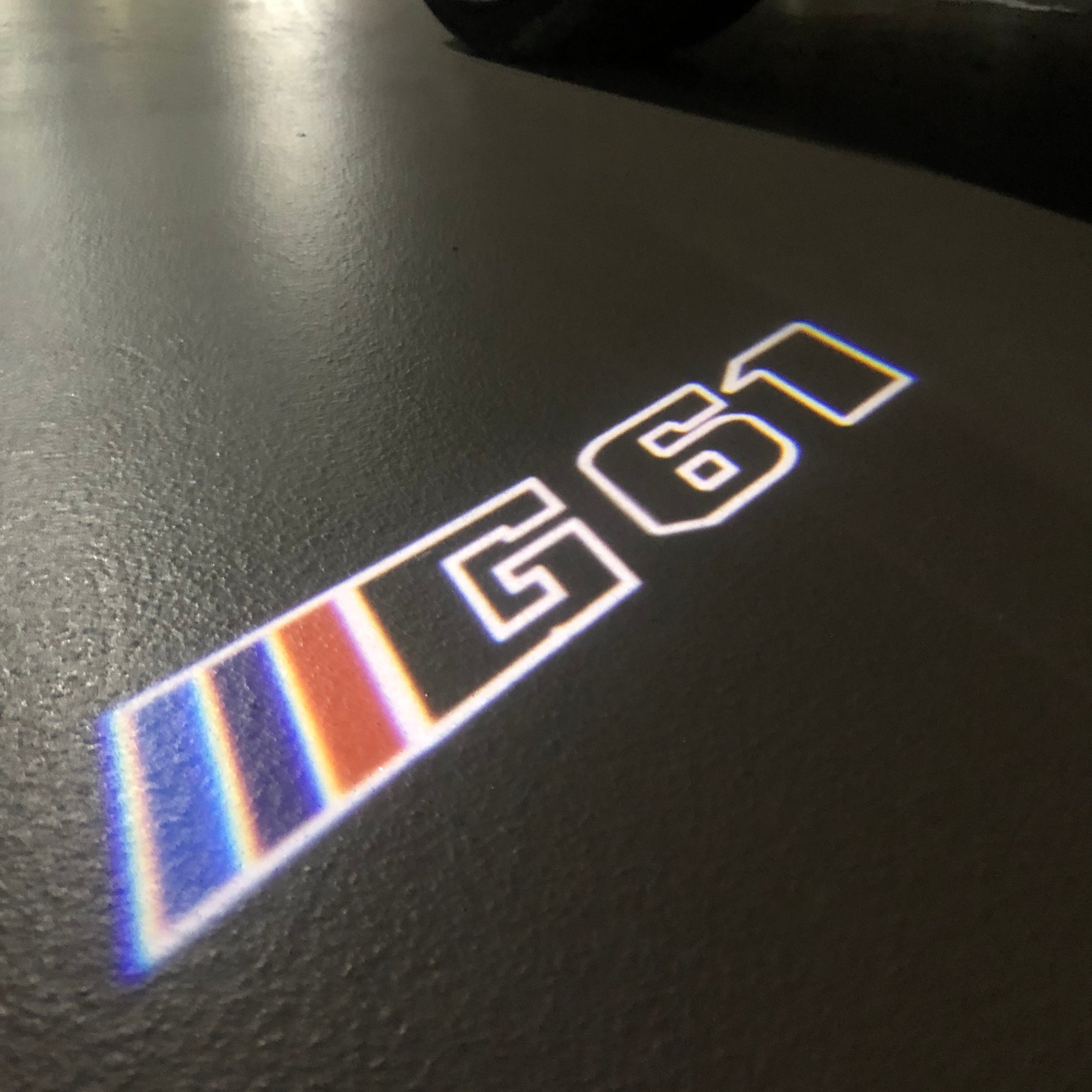 BMW M3 LOGO PROJECTOR LIGHTS Nr.24 (الكمية 1 = 1 مجموعة / 2 أضواء باب)