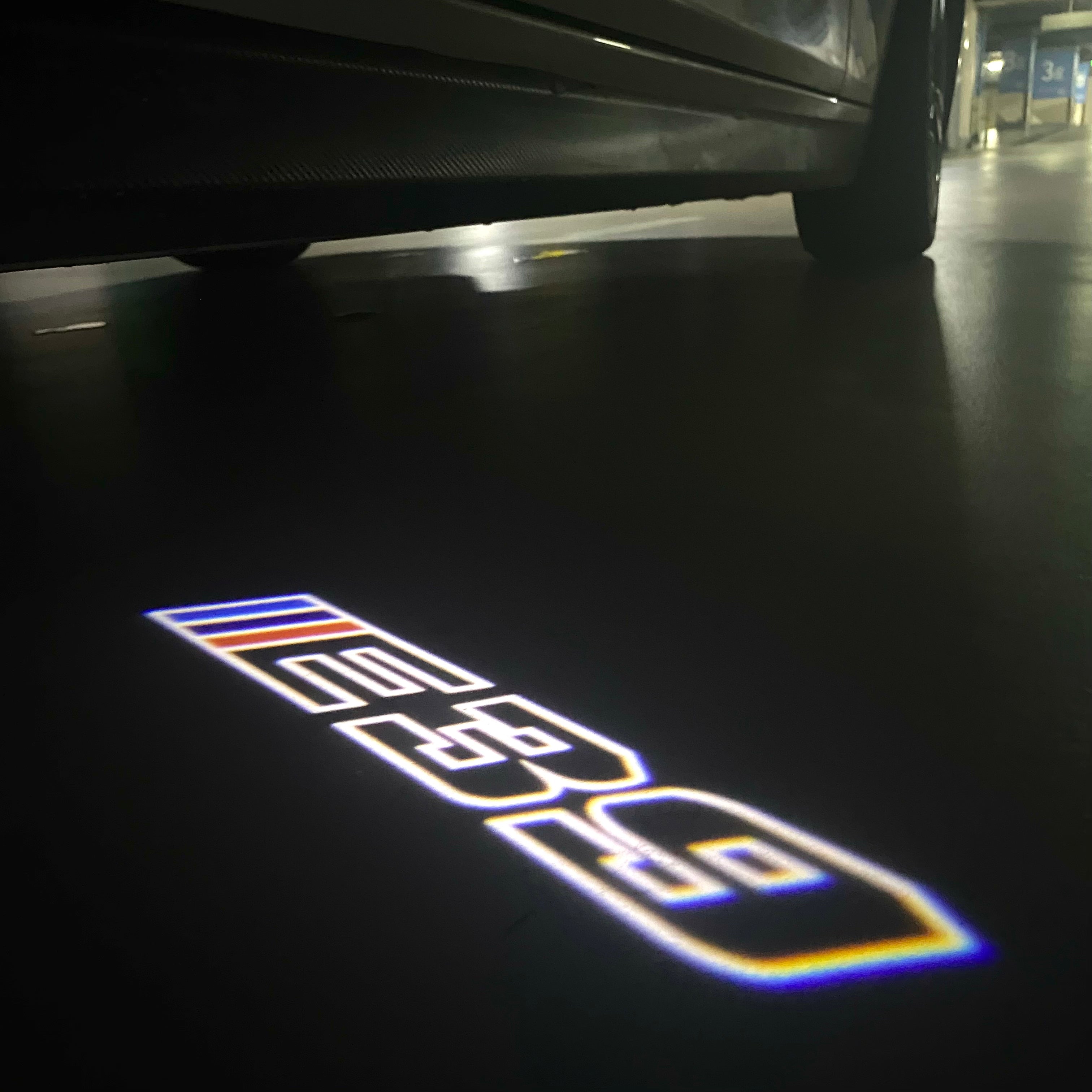 BMW M3 LOGO PROJECTOR LIGHTS Nr.24 (الكمية 1 = 1 مجموعة / 2 أضواء باب)