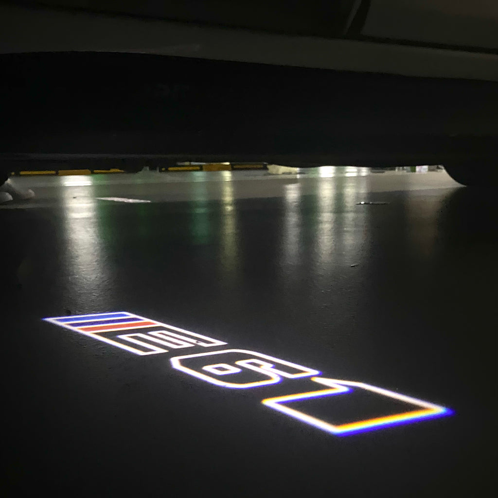 BMW M3 LOGO PROJECTOR LIGHTS Nr.24 (الكمية 1 = 1 مجموعة / 2 أضواء باب)