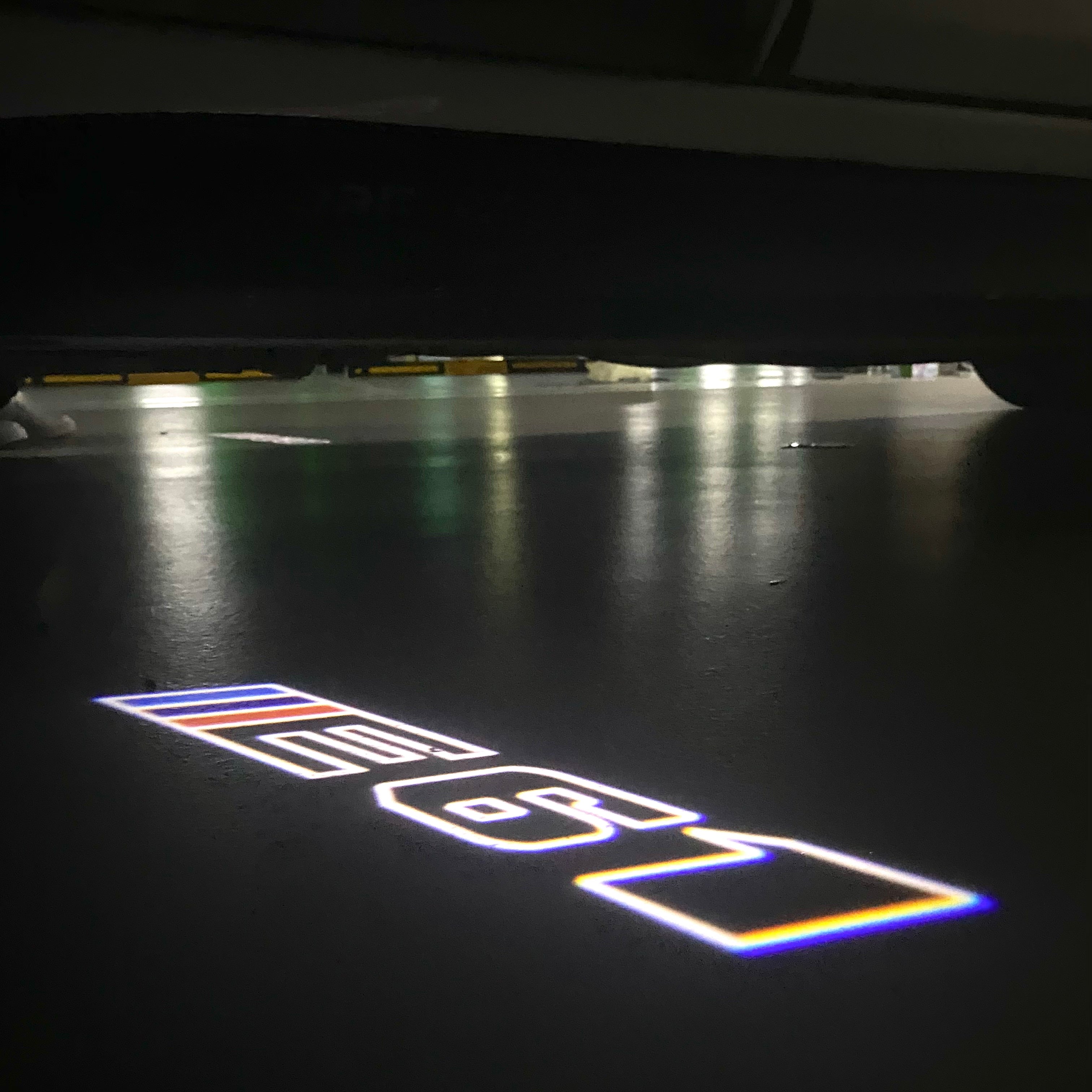 BMW M3 LOGO PROJECTOR LIGHTS Nr.24 (الكمية 1 = 1 مجموعة / 2 أضواء باب)
