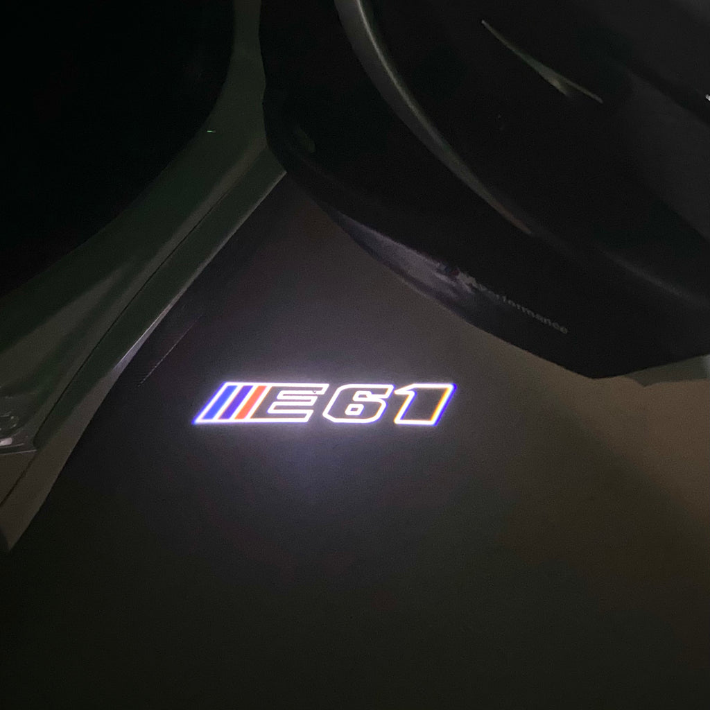 BMW M3 LOGO PROJECTOR LIGHTS Nr.24 (الكمية 1 = 1 مجموعة / 2 أضواء باب)