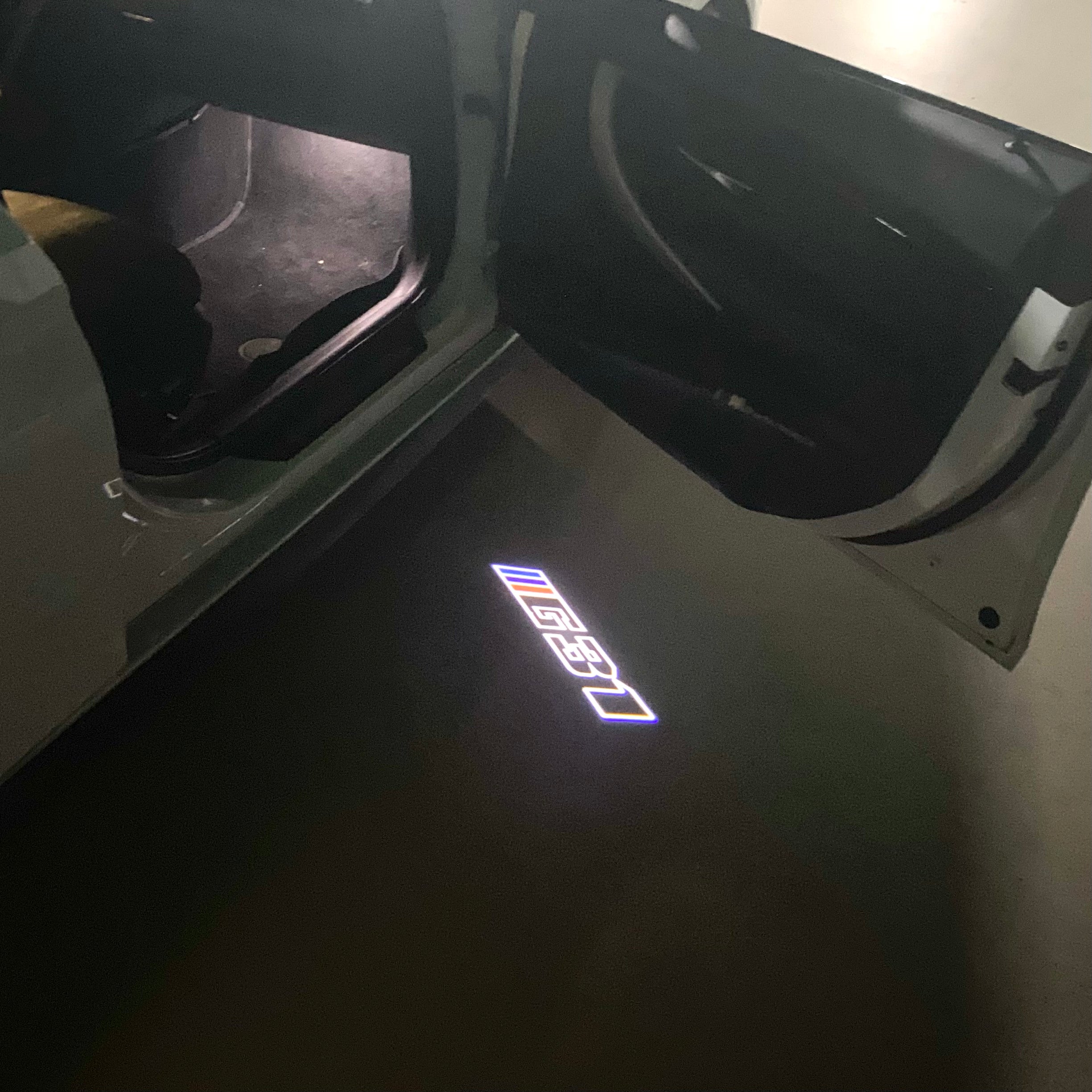 BMW M3 LOGO PROJECTOR LIGHTS Nr.24 (الكمية 1 = 1 مجموعة / 2 أضواء باب)