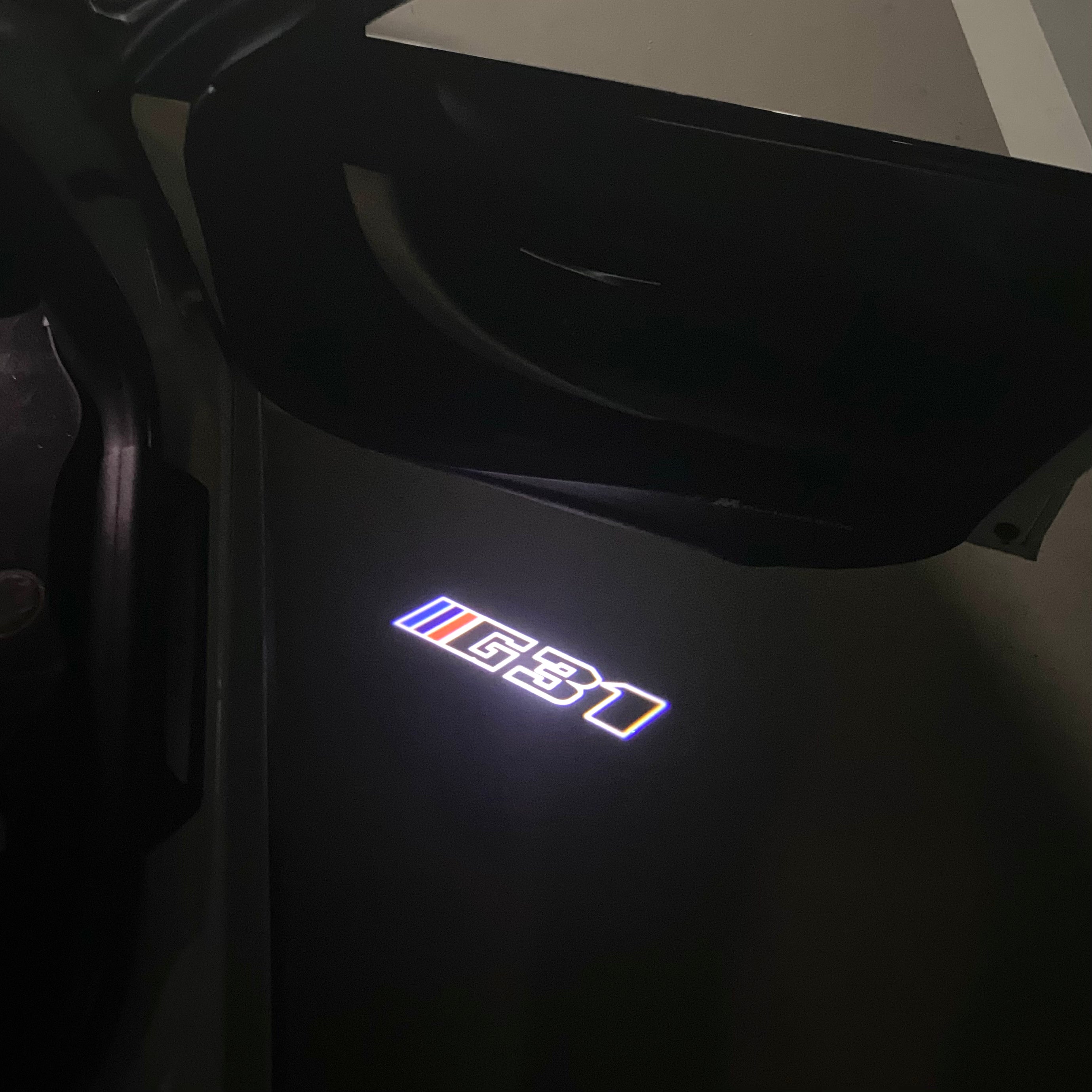 BMW M3 LOGO PROJECTOR LIGHTS Nr.24 (الكمية 1 = 1 مجموعة / 2 أضواء باب)