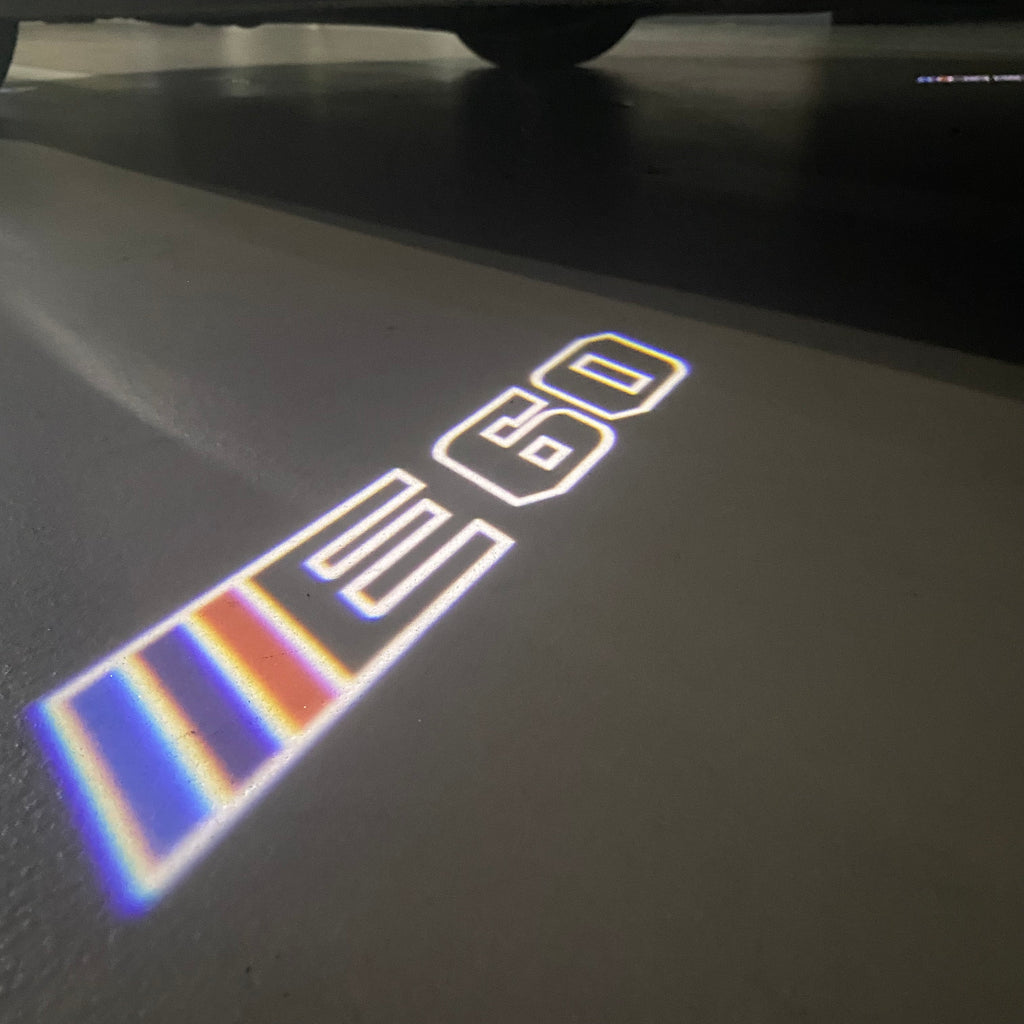 BMW M3 LOGO PROJECTOR LIGHTS Nr.24 (الكمية 1 = 1 مجموعة / 2 أضواء باب)