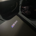 BMW M3 LOGO PROJECTOR LIGHTS Nr.24 (الكمية 1 = 1 مجموعة / 2 أضواء باب)