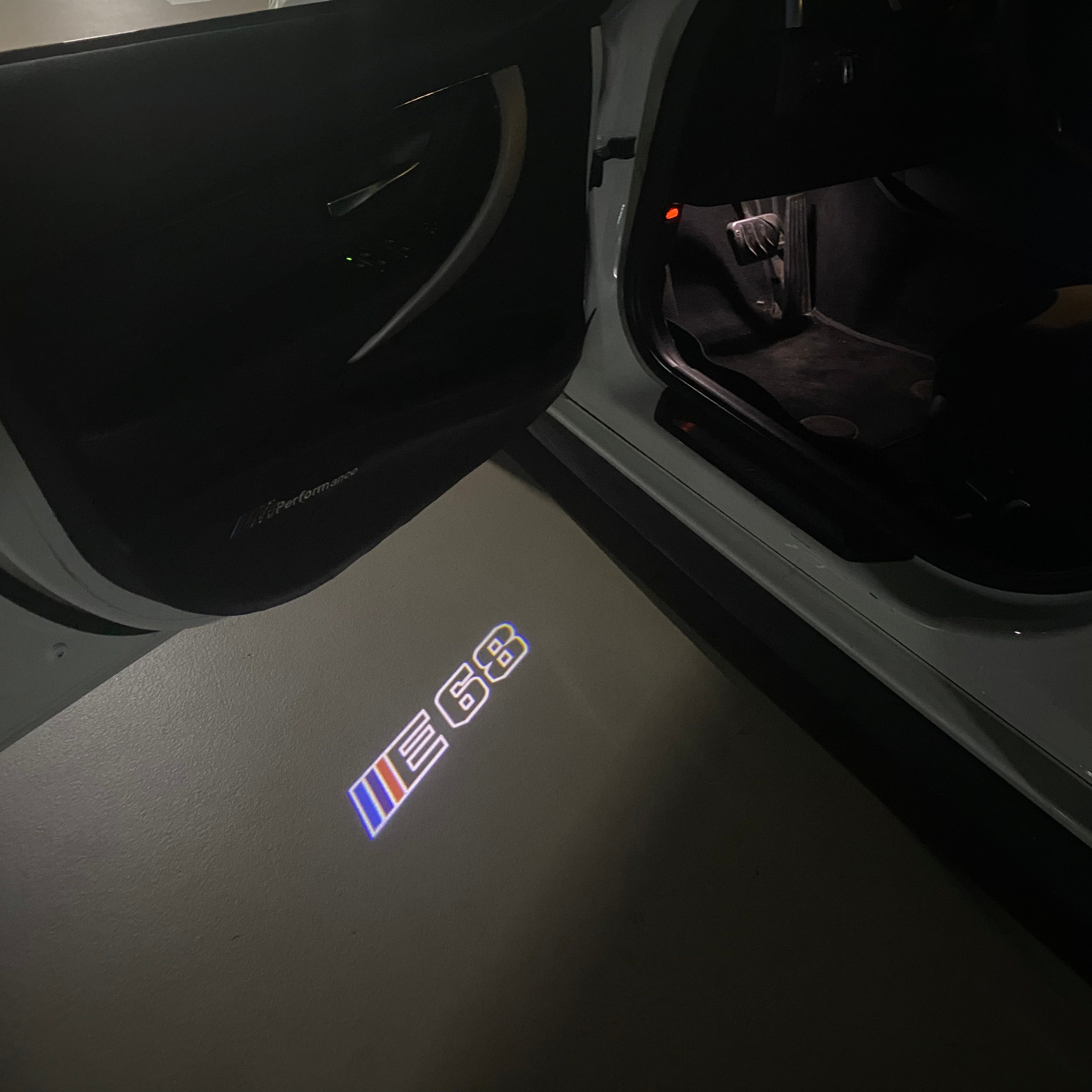 BMW M3 LOGO PROJECTOR LIGHTS Nr.24 (الكمية 1 = 1 مجموعة / 2 أضواء باب)