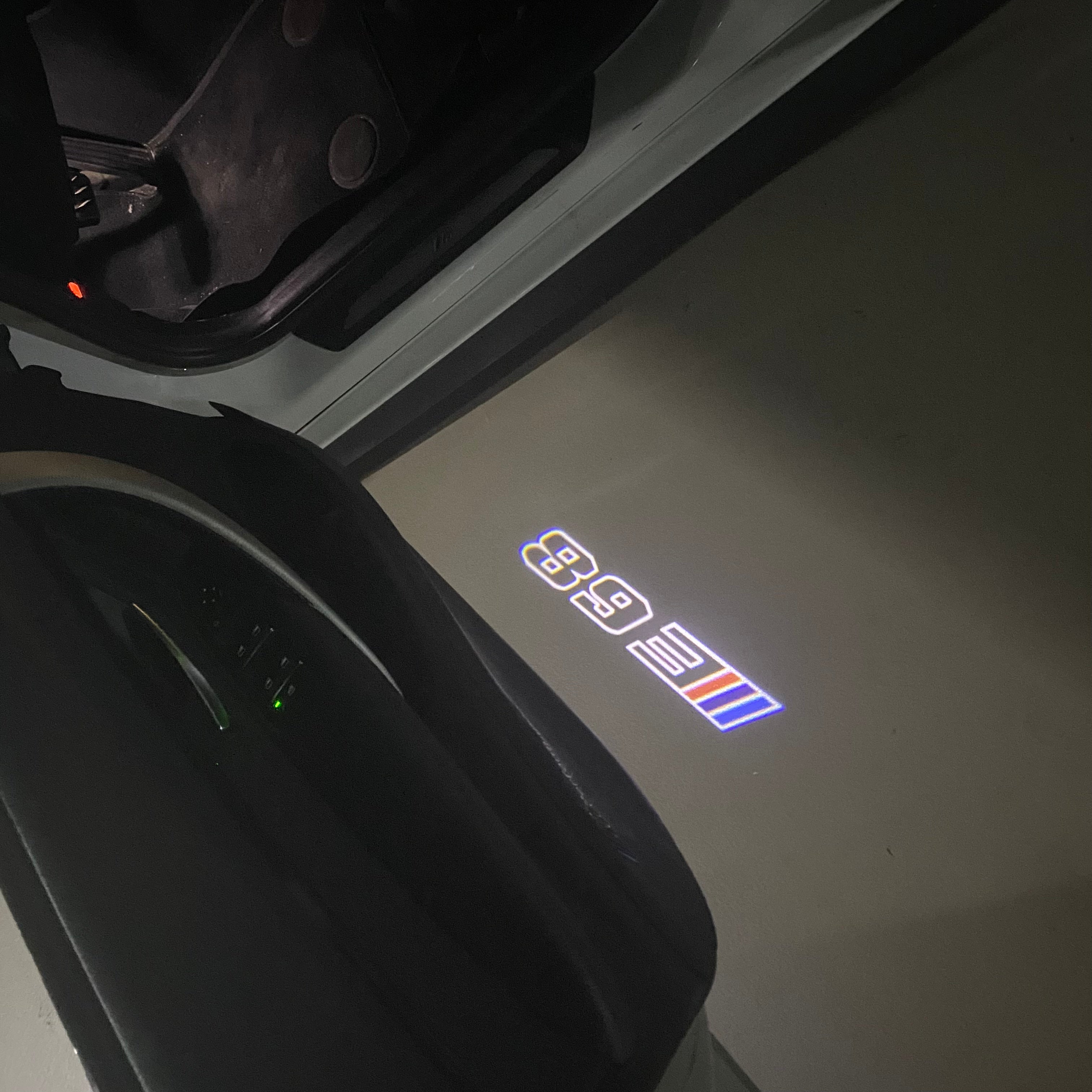 BMW M3 LOGO PROJECTOR LIGHTS Nr.24 (الكمية 1 = 1 مجموعة / 2 أضواء باب)