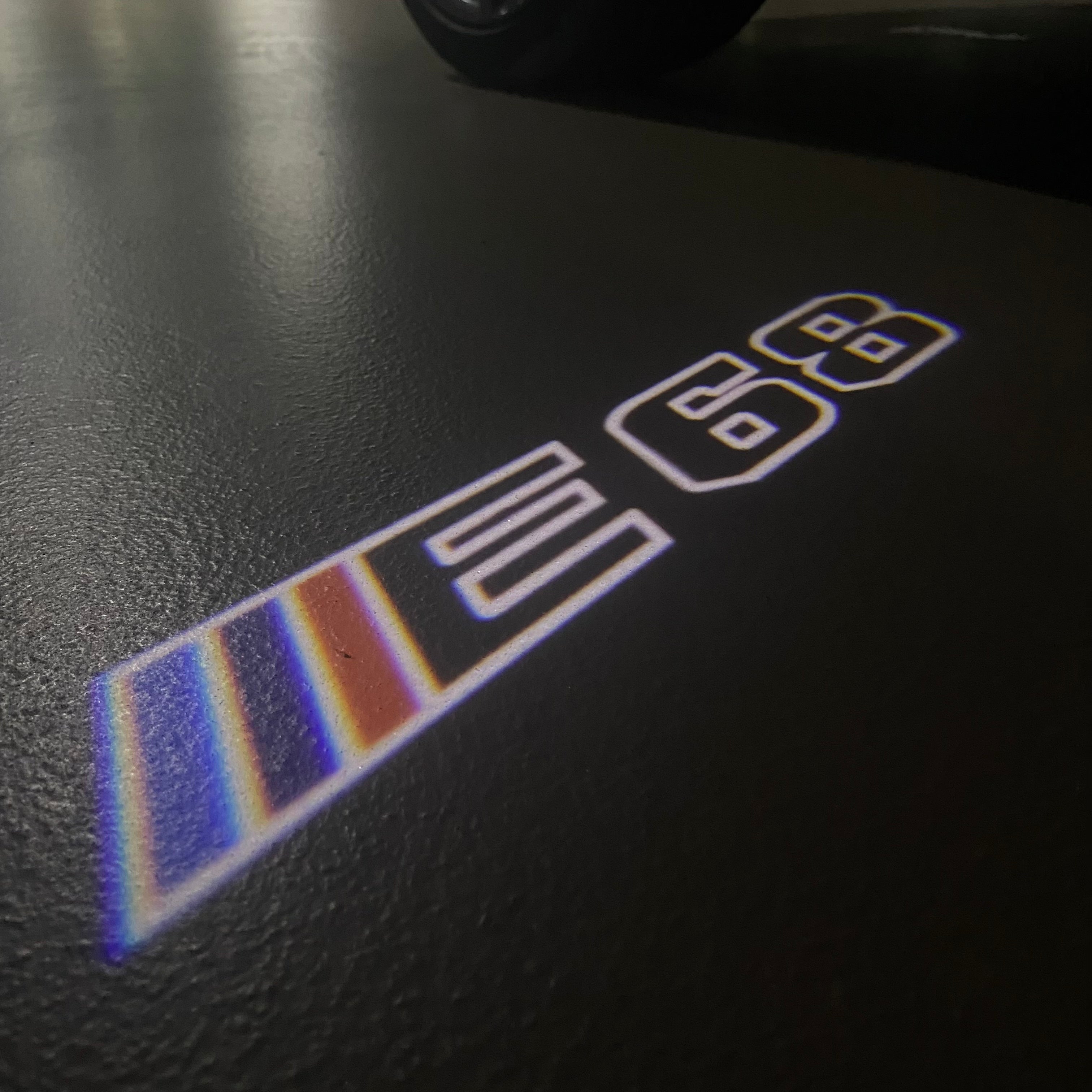 BMW M3 LOGO PROJECTOR LIGHTS Nr.24 (الكمية 1 = 1 مجموعة / 2 أضواء باب)