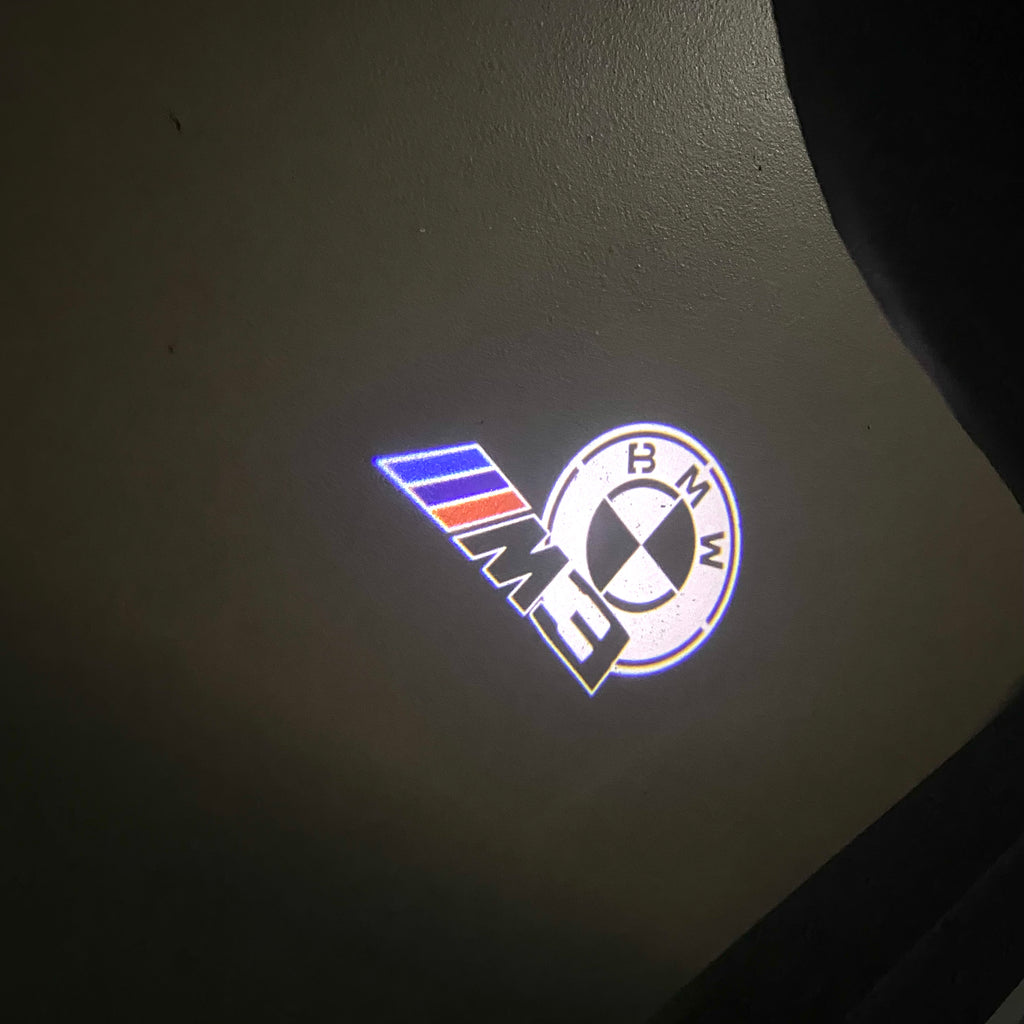 BMW M3 LOGO PROJECTOR LIGHTS Nr.24 (الكمية 1 = 1 مجموعة / 2 أضواء باب)